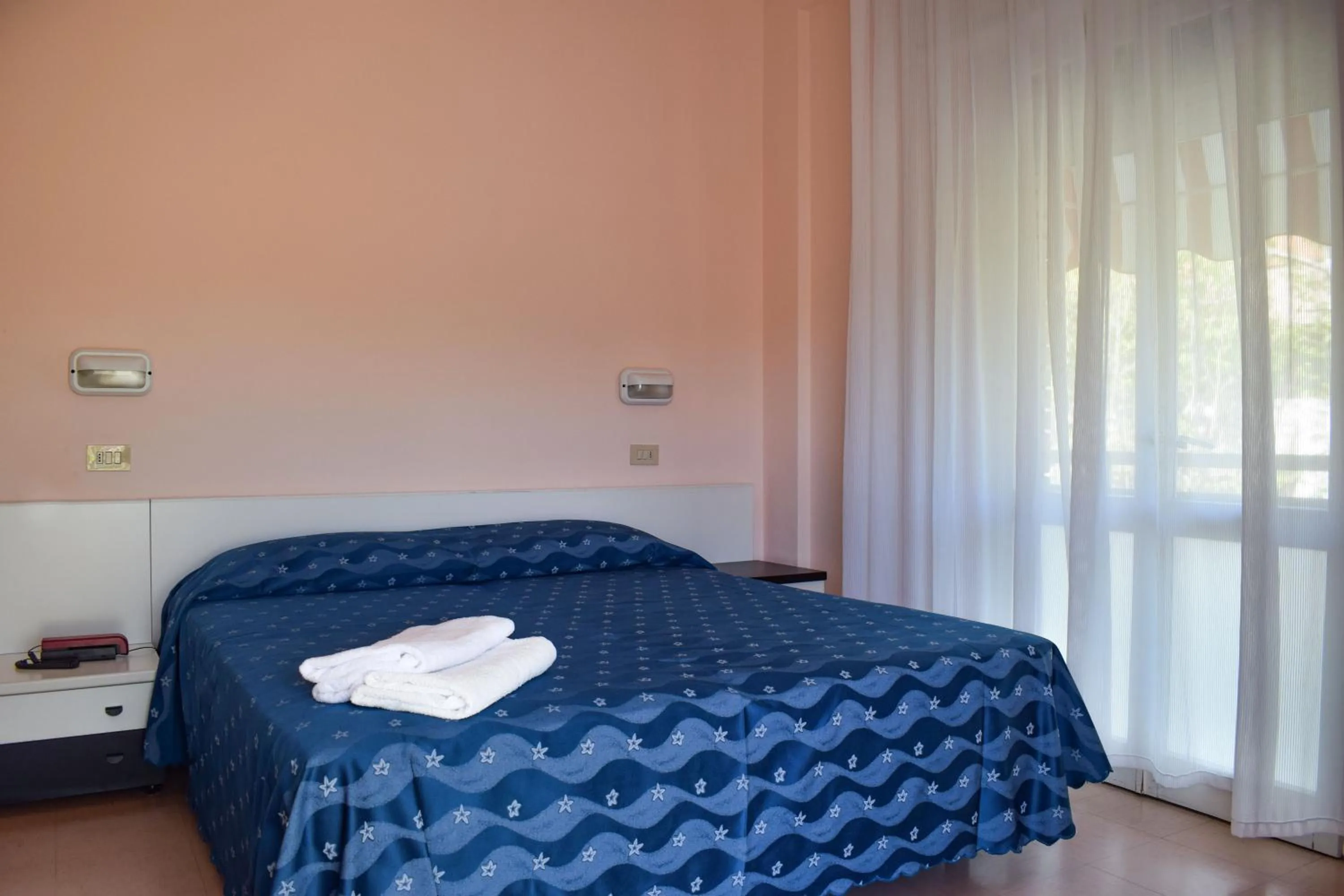 Bed in Hotel Ville De Paris