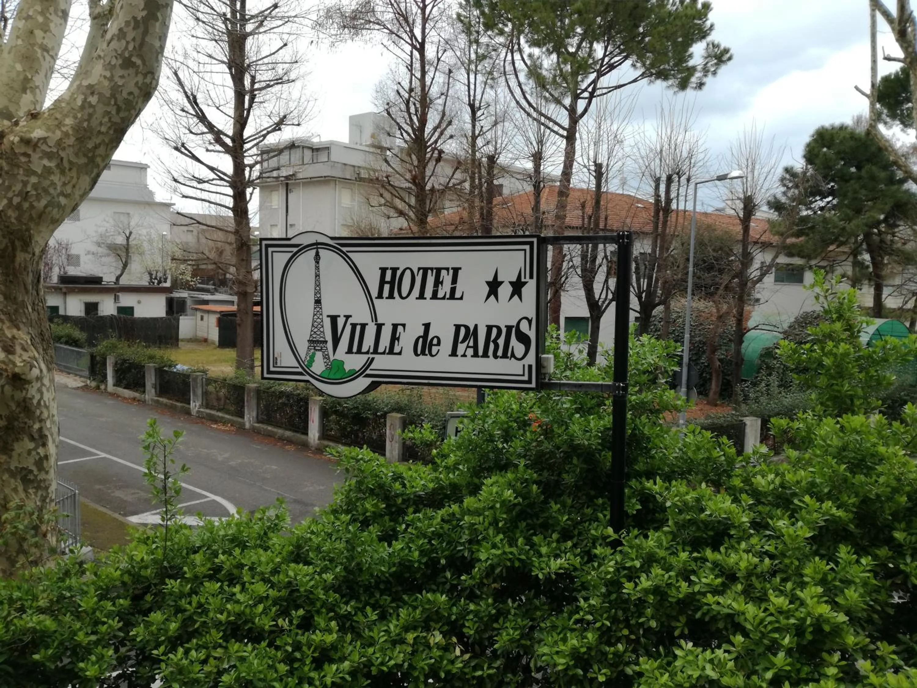 Property building in Hotel Ville De Paris