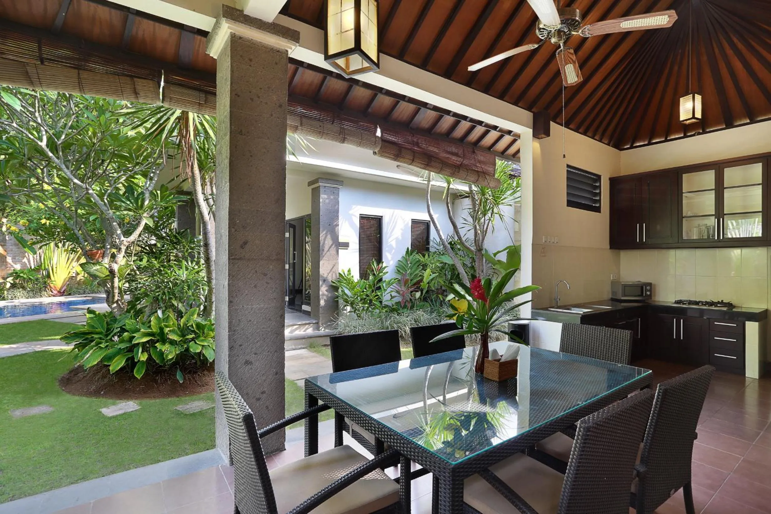 Restaurant/places to eat in Askara Villa