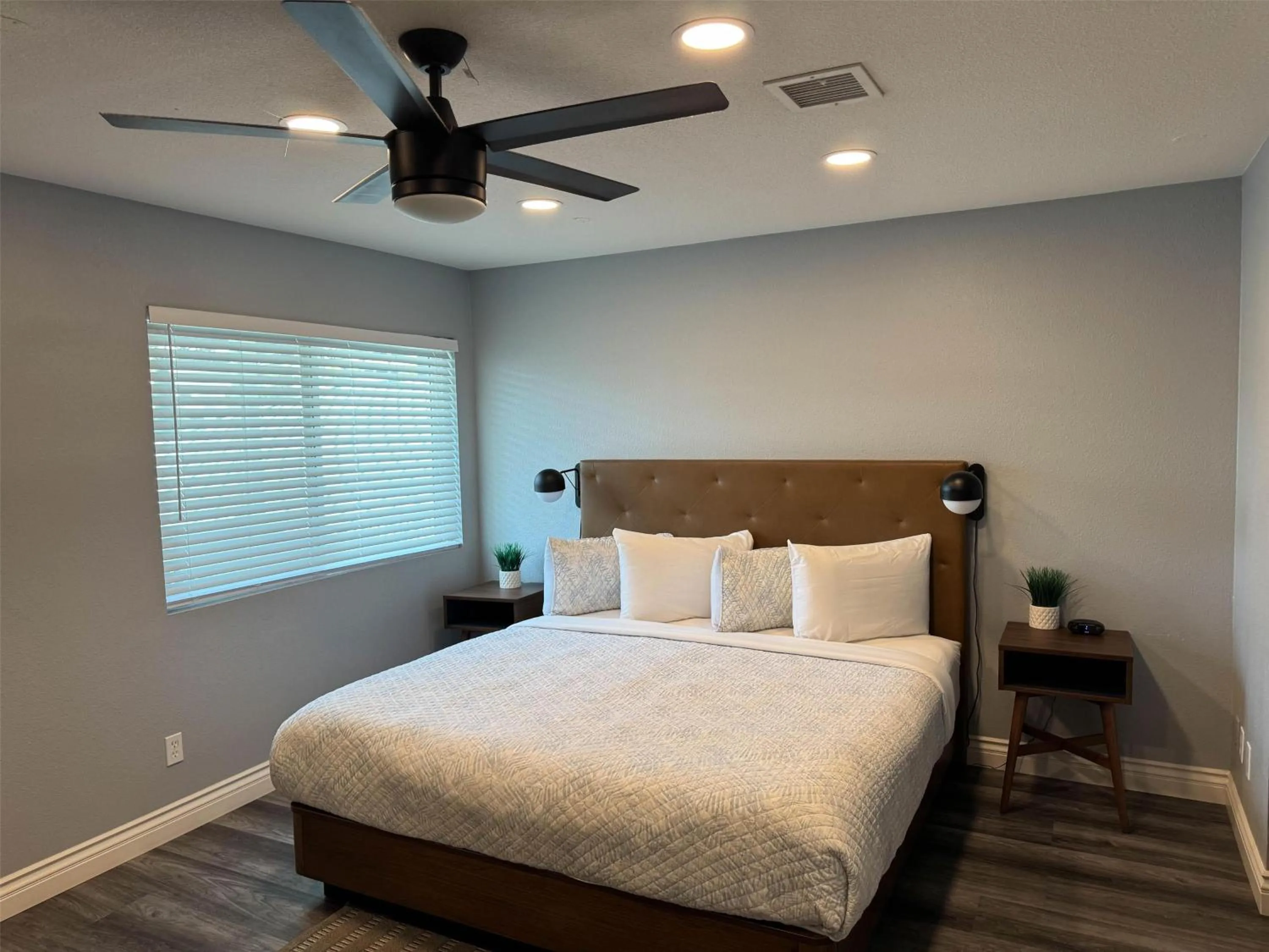 Photo of the whole room, Bed in Studio 6 Suites Las Vegas, NV - Tropicana