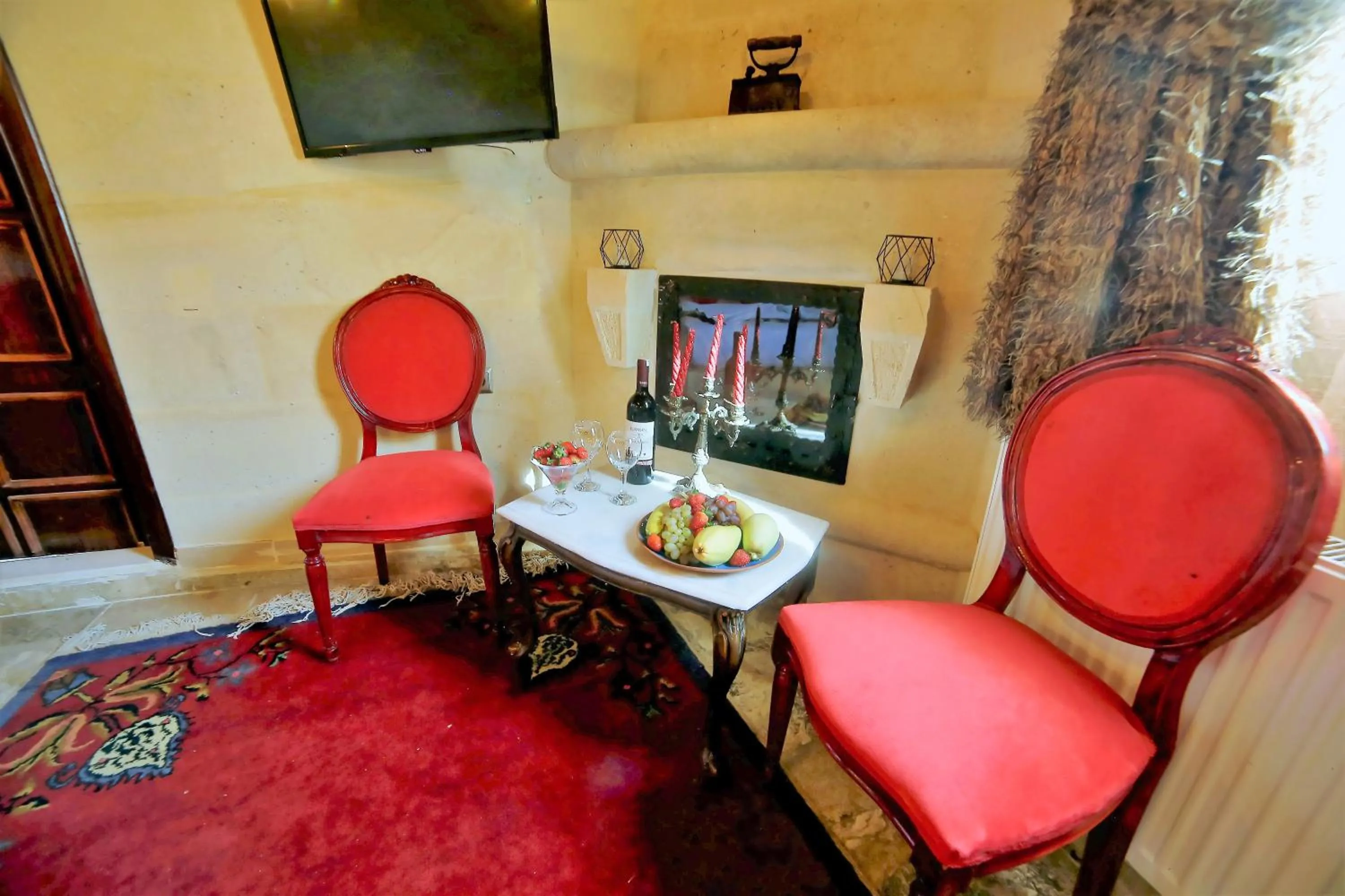 Living room in Larissa Cave Hotel