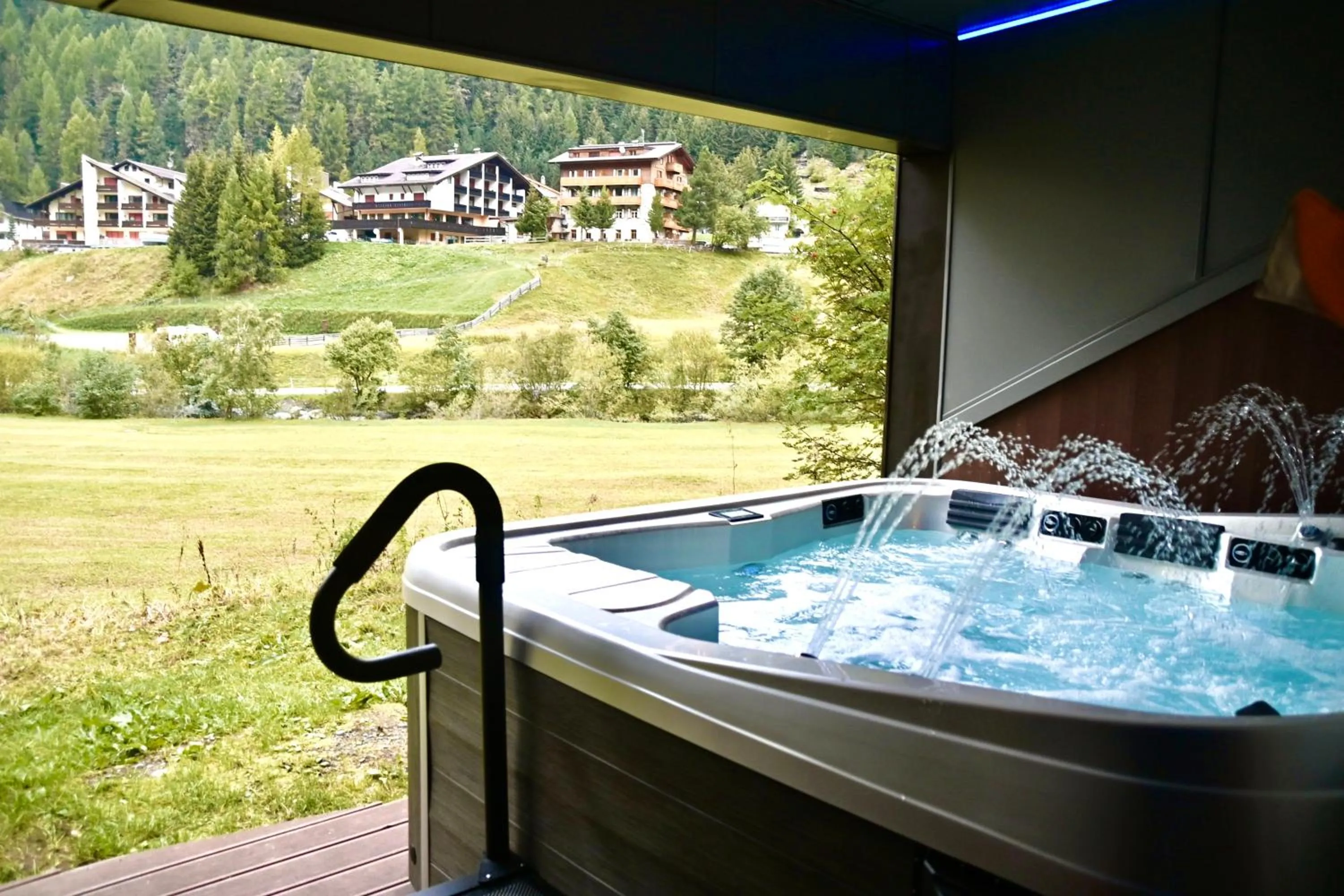 Hot Tub in Bed & Breakfast Hotel Nives