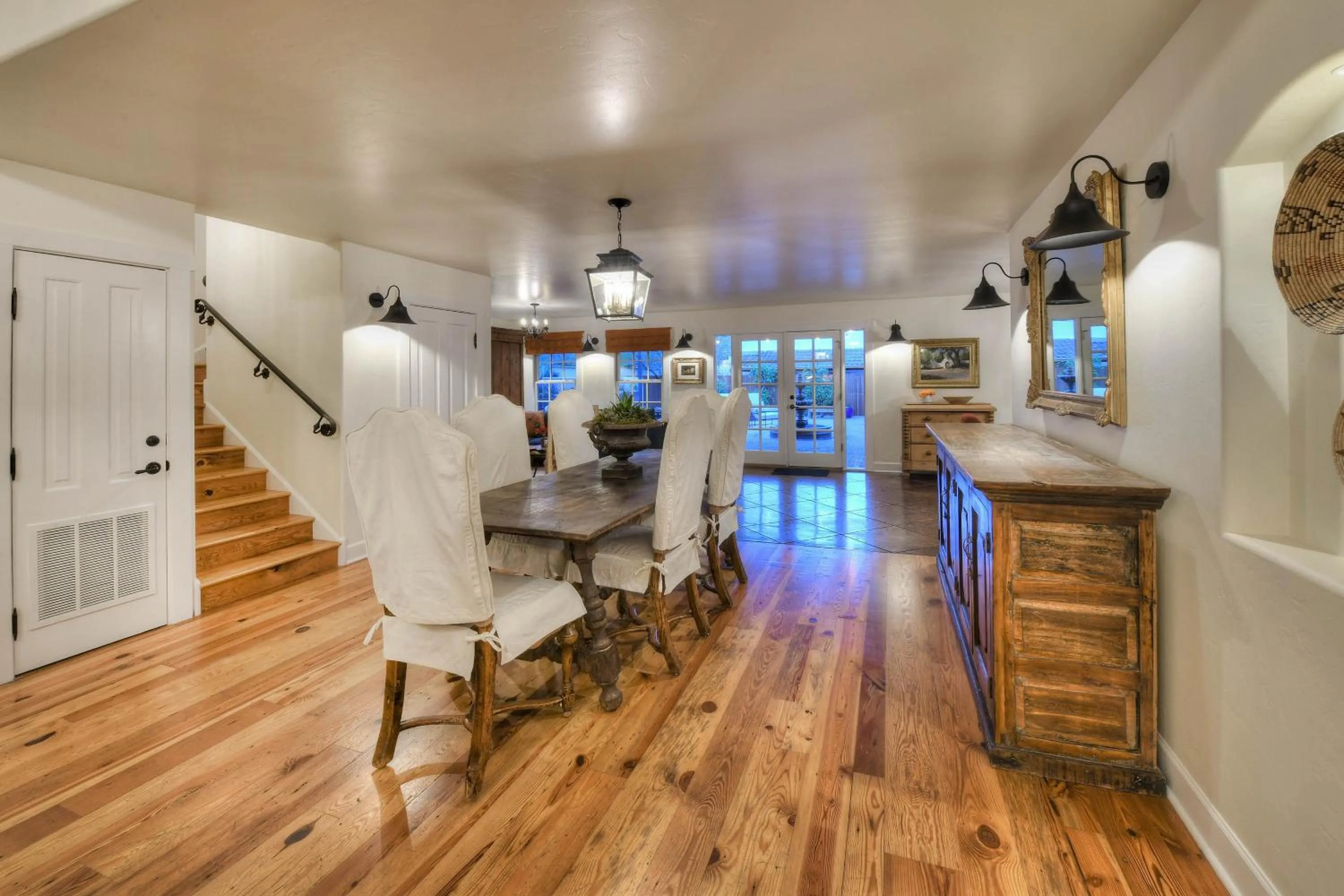 Dining area in Armory Park Inn