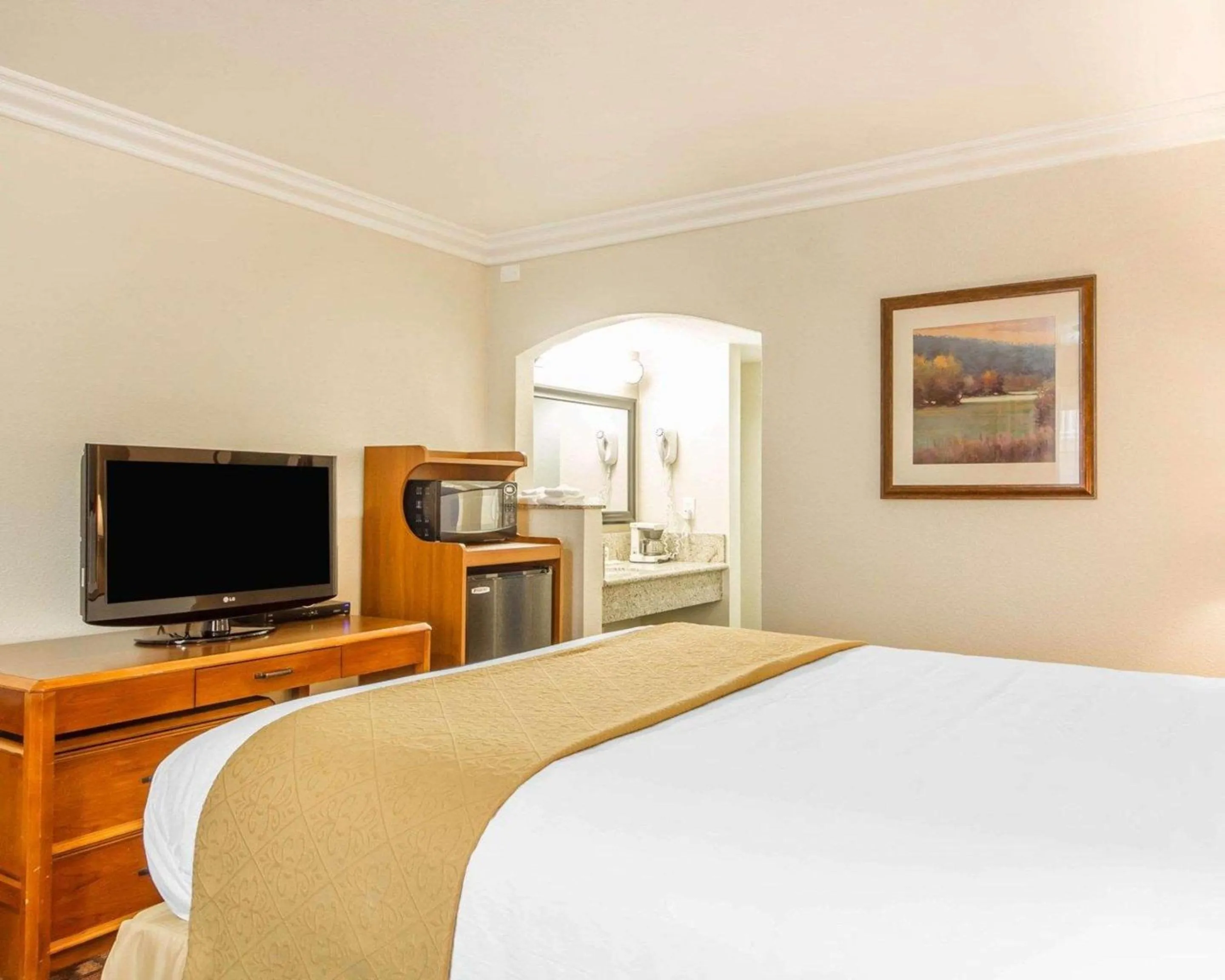 Bedroom, Bed in Quality Inn Sacramento Convention Center