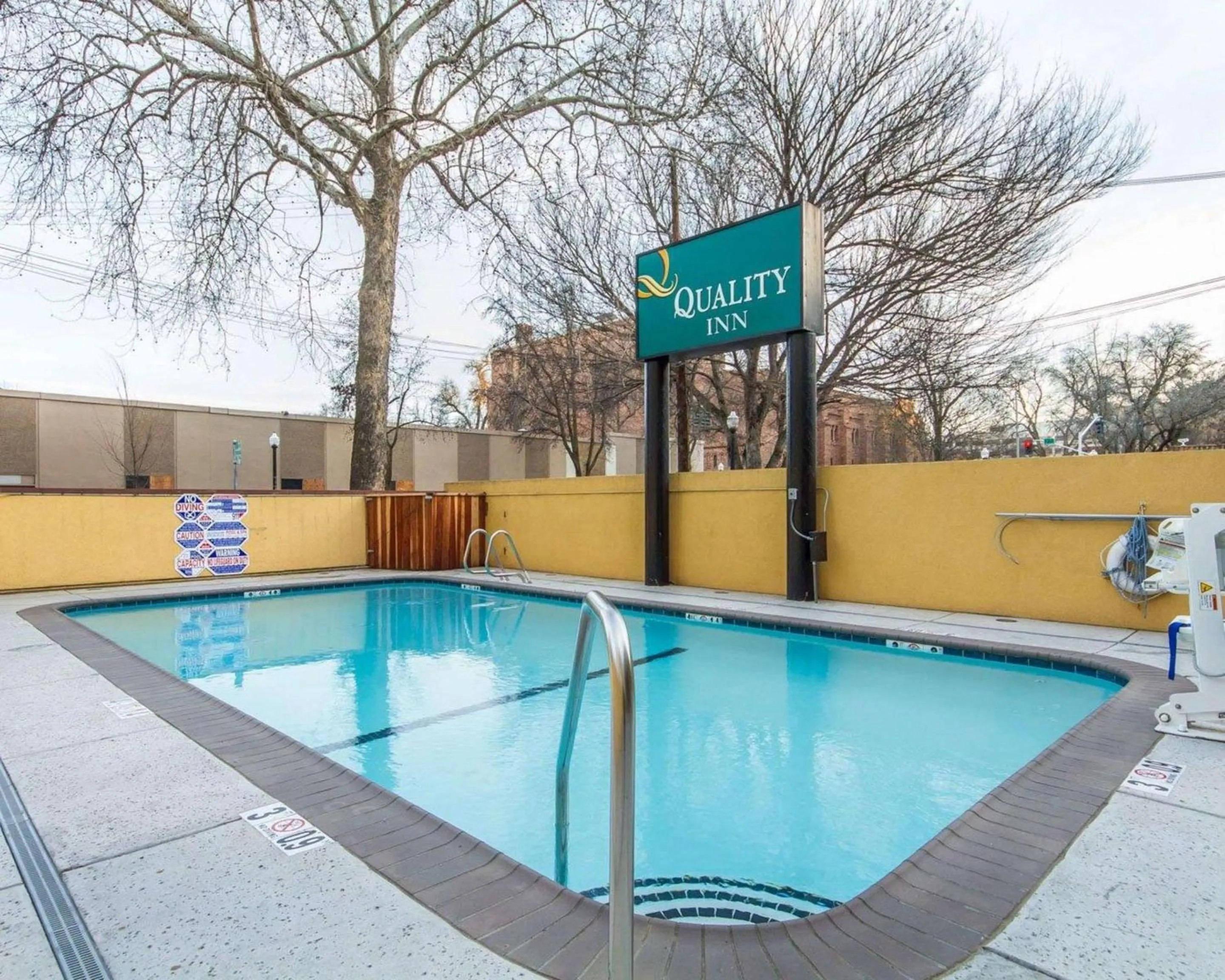 Swimming pool in Quality Inn Sacramento Convention Center