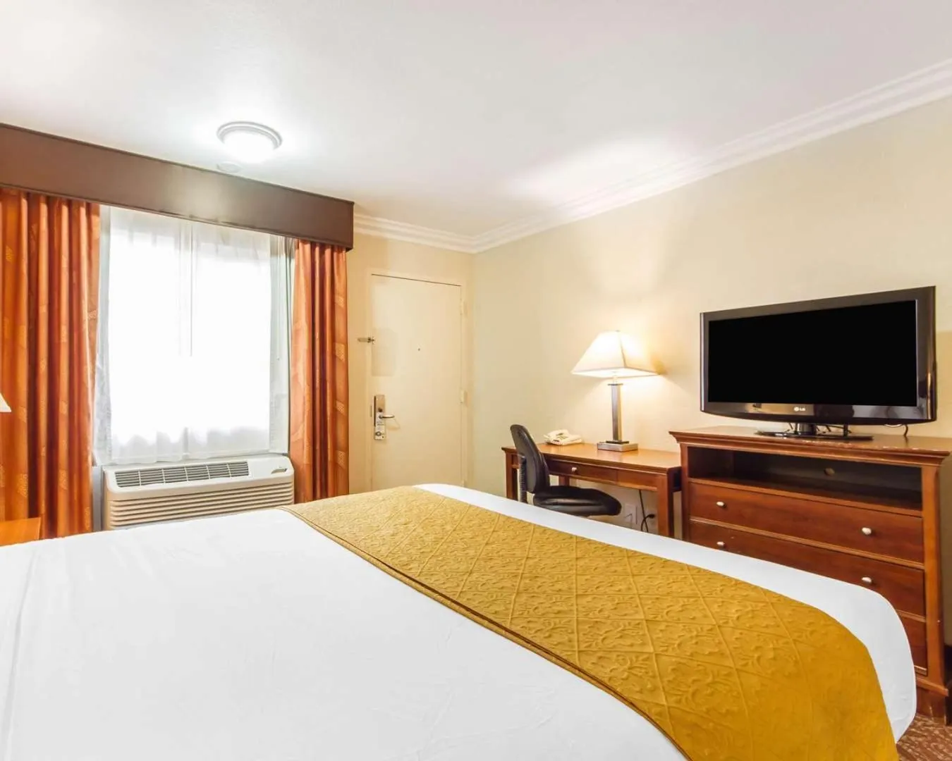 Bedroom, Bed in Quality Inn Sacramento Convention Center