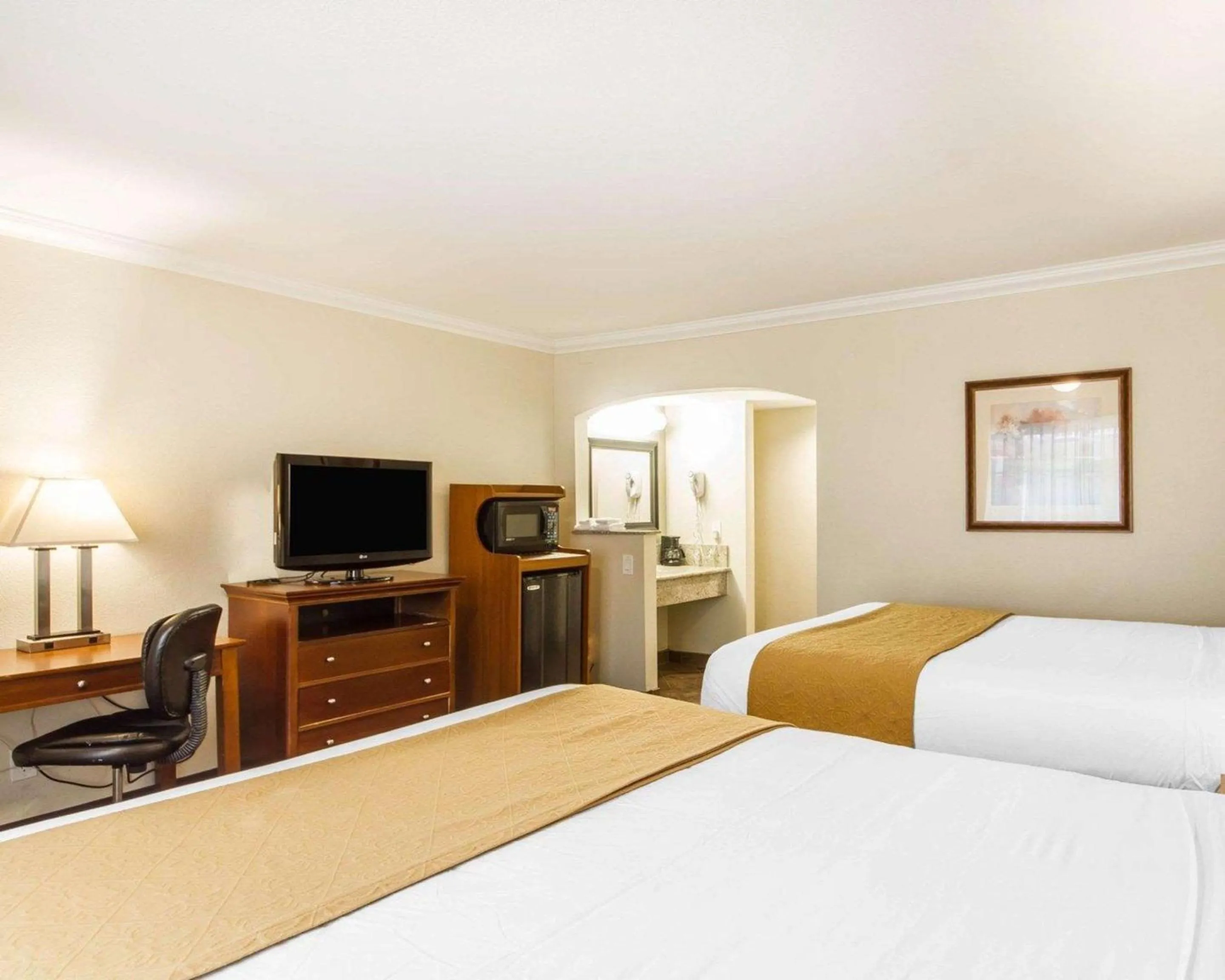 Bedroom, Bed in Quality Inn Sacramento Convention Center