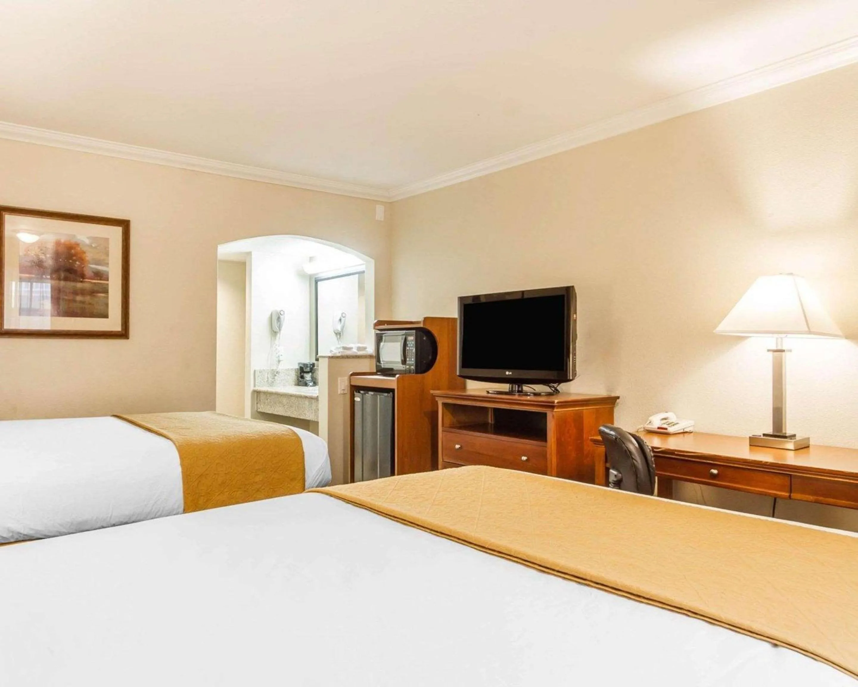 Bedroom, Bed in Quality Inn Sacramento Convention Center