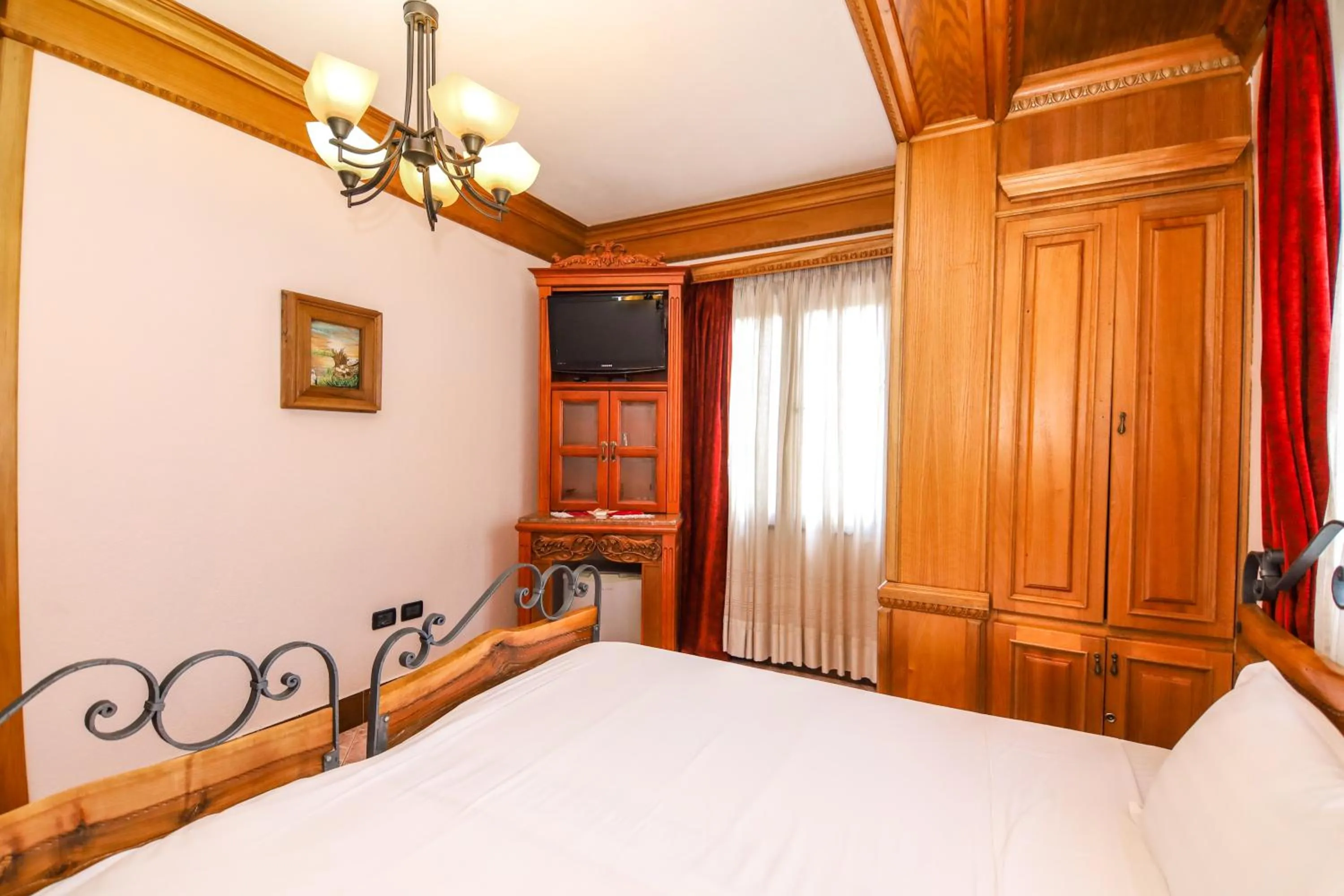 Photo of the whole room, Bed in Brilant Antik Hotel