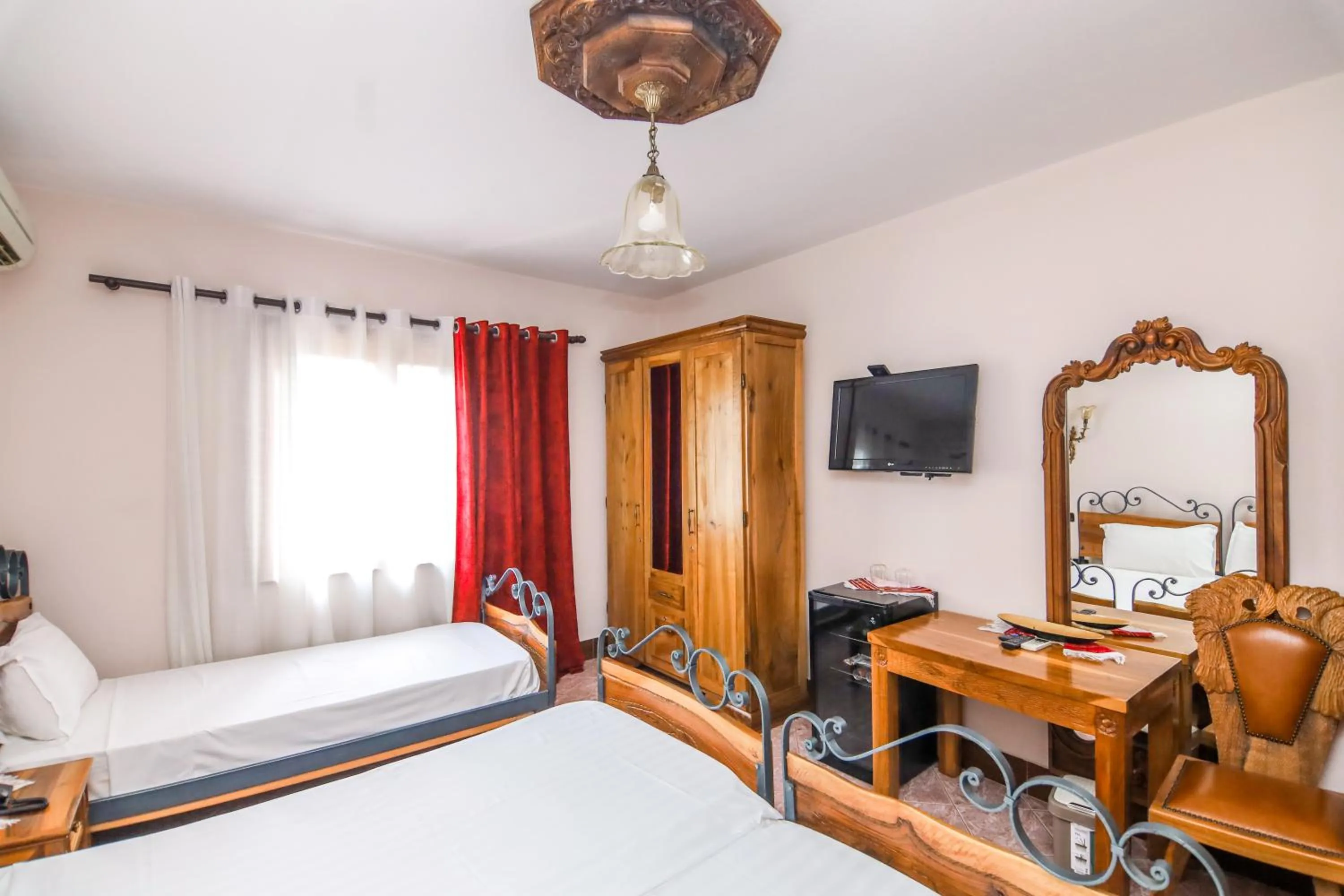 TV and multimedia, Bed in Brilant Antik Hotel