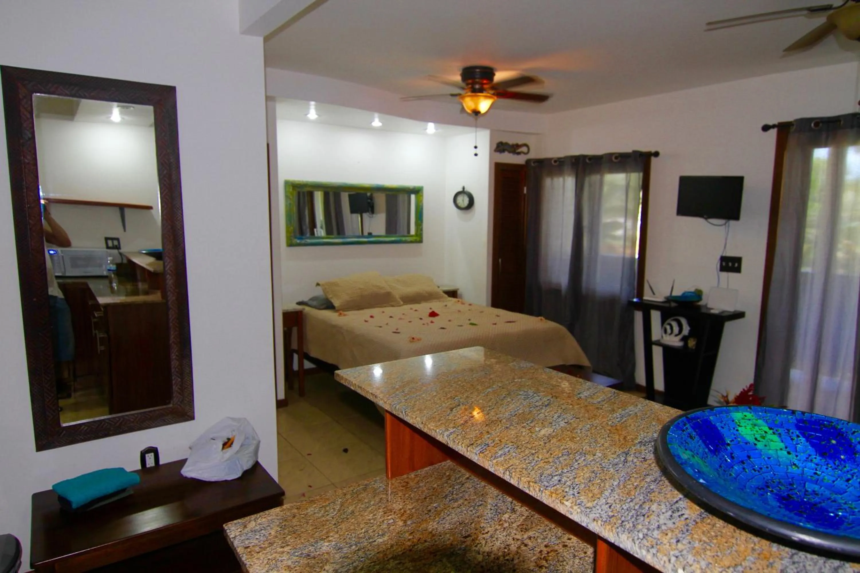 Photo of the whole room, Bed in mame trees