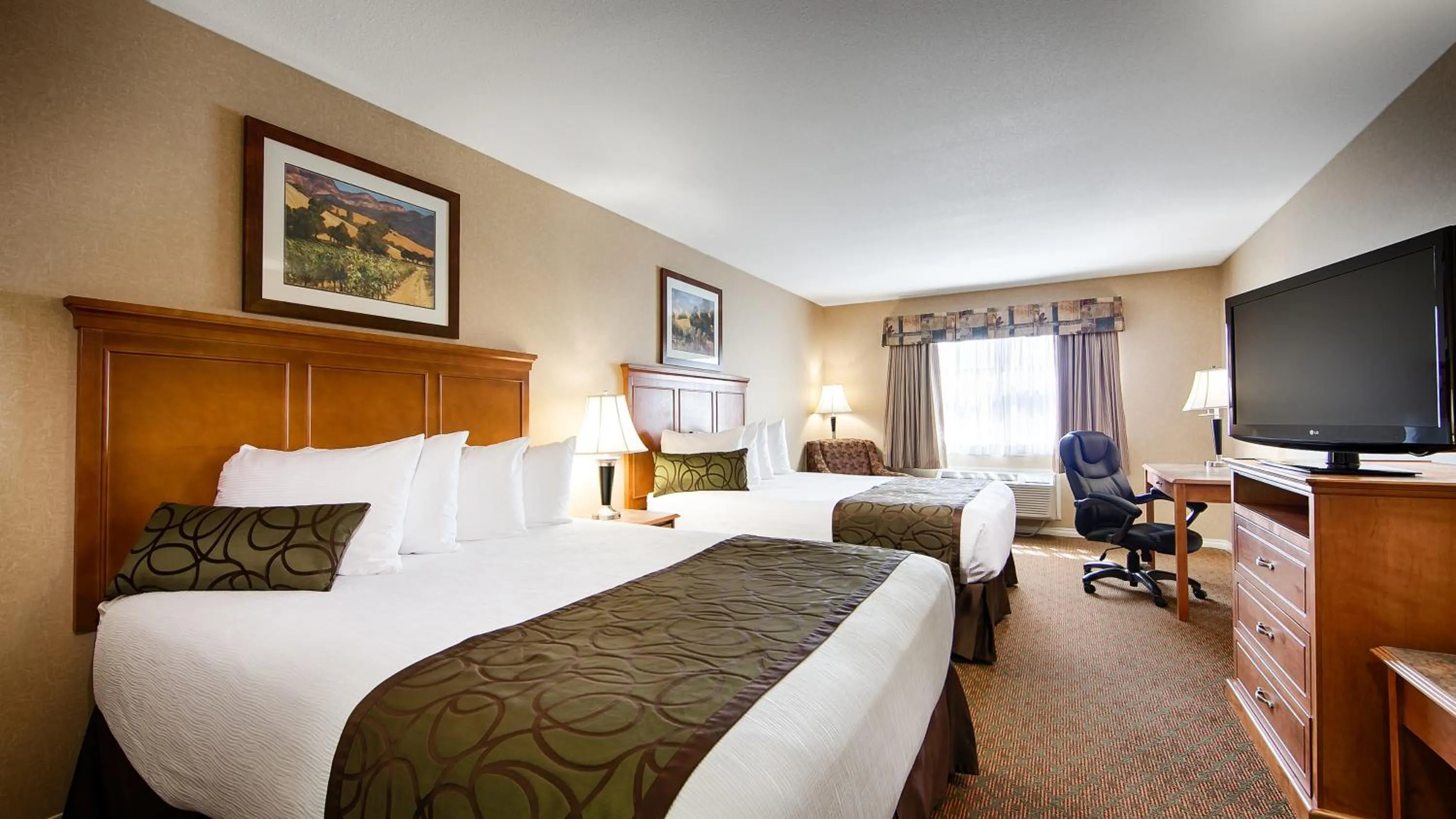 Photo of the whole room, Bed in Best Western Plus Osoyoos Hotel & Suites