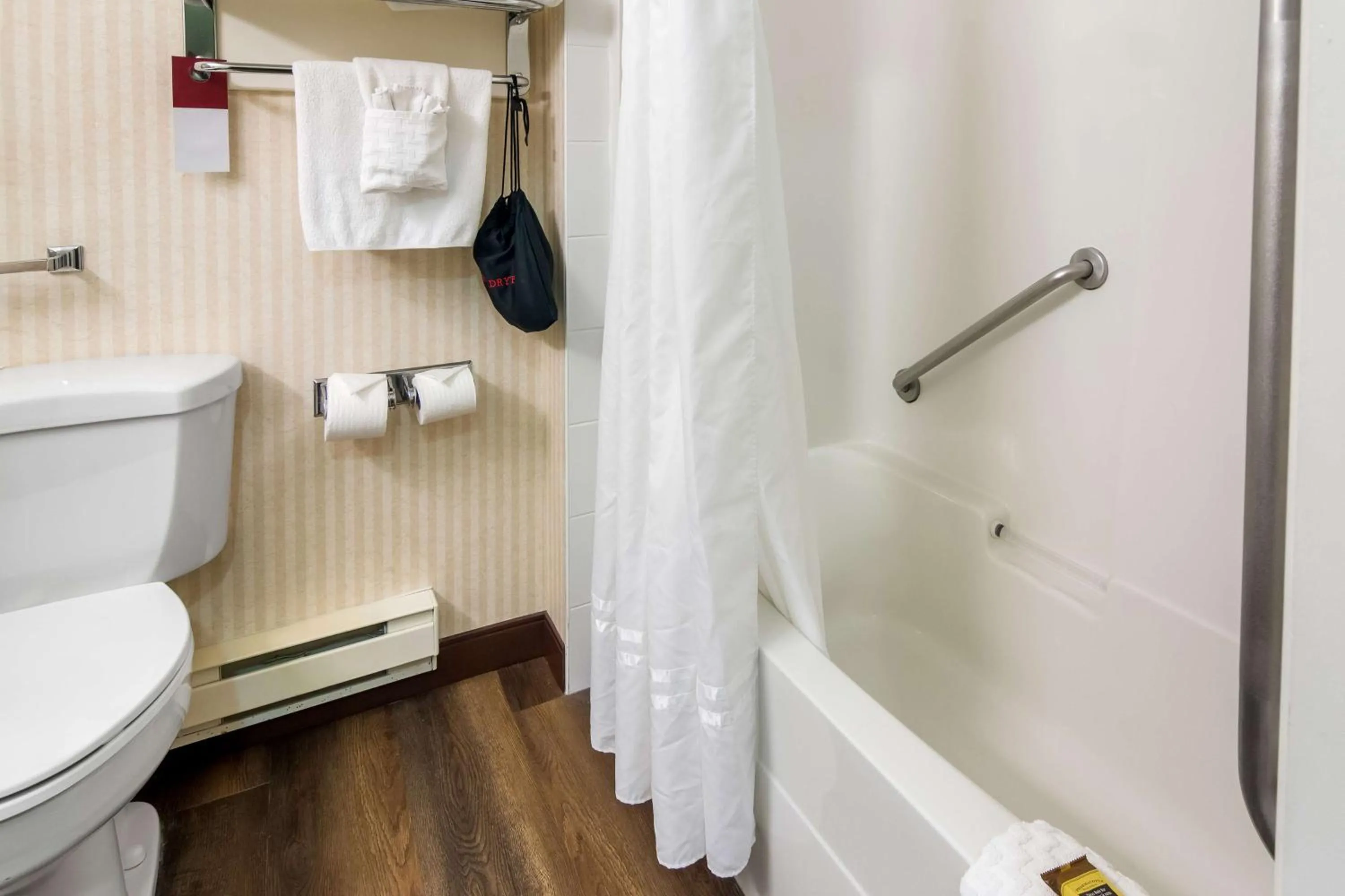 Bedroom in Best Western Plus Osoyoos Hotel & Suites