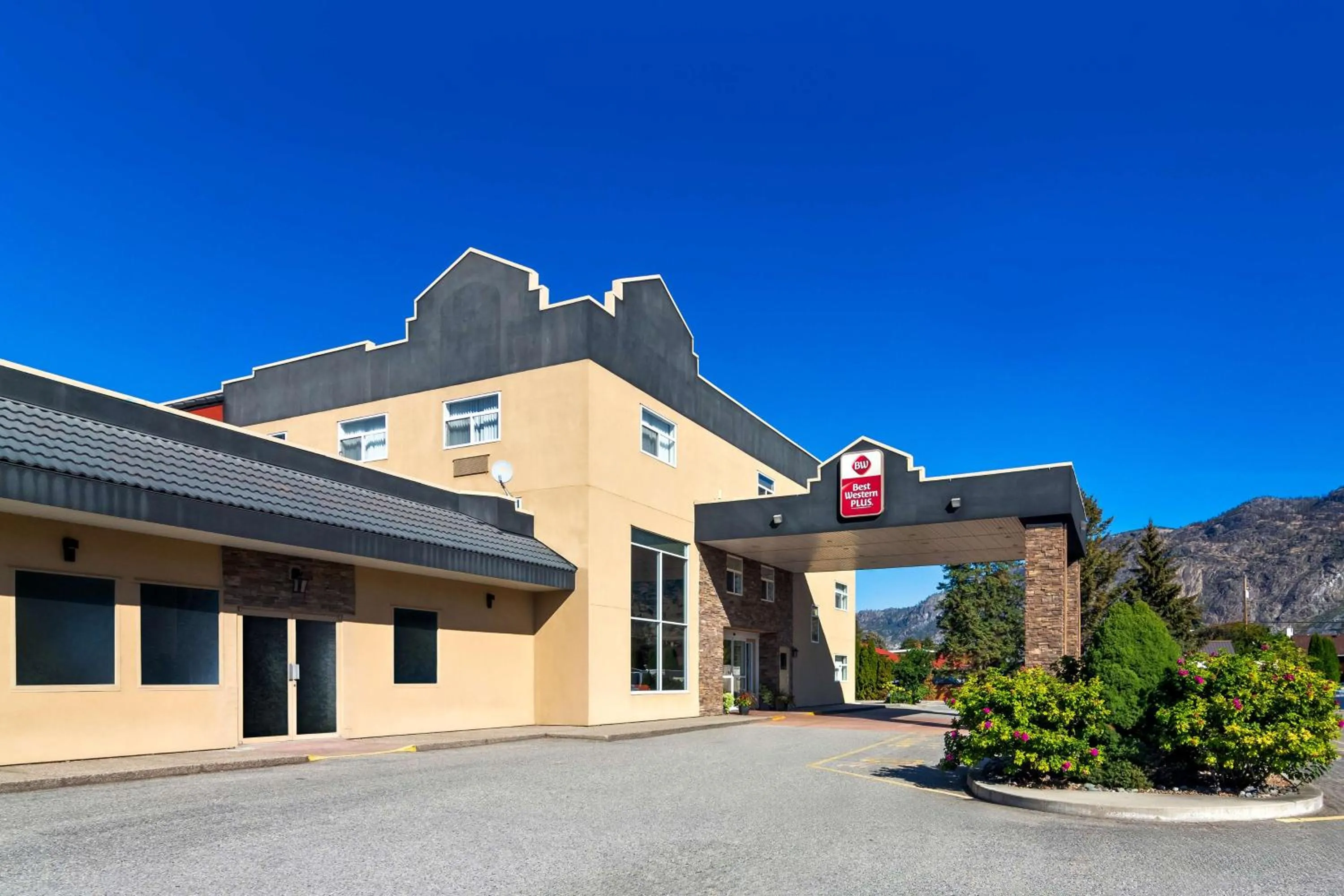 Property building in Best Western Plus Osoyoos Hotel & Suites