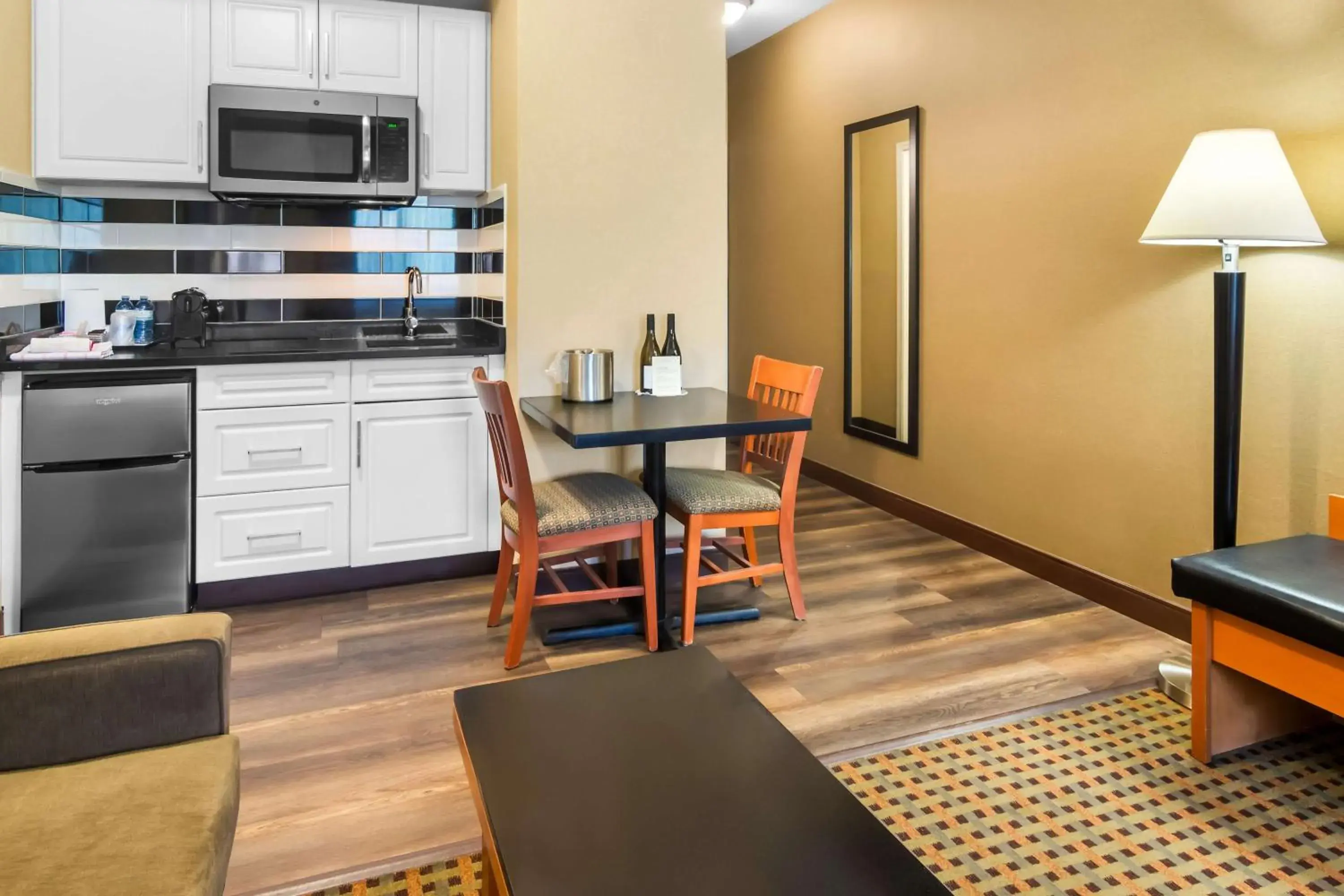 King Room with Sofa Bed - Non-Smoking in Best Western Plus Osoyoos Hotel & Suites King Room with Sofa Bed - Non-Smoking in Best Western Plus Osoyoos Hotel & Suites