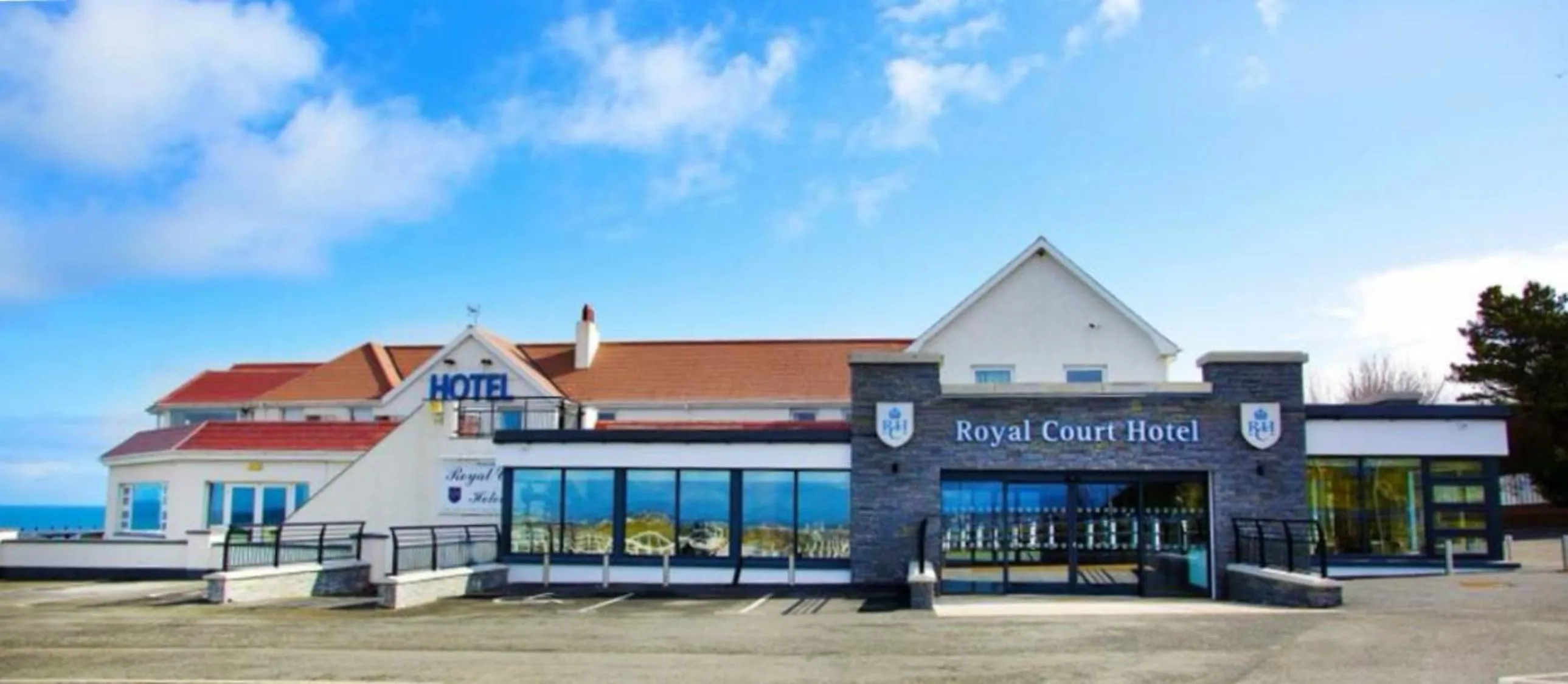 Facade/entrance in Royal Court Hotel