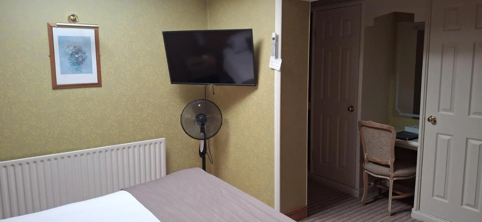 Bedroom, Bed in Royal Court Hotel