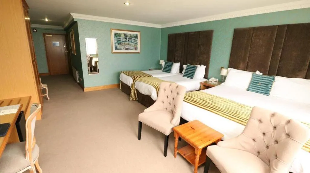 Bedroom, Bed in Royal Court Hotel