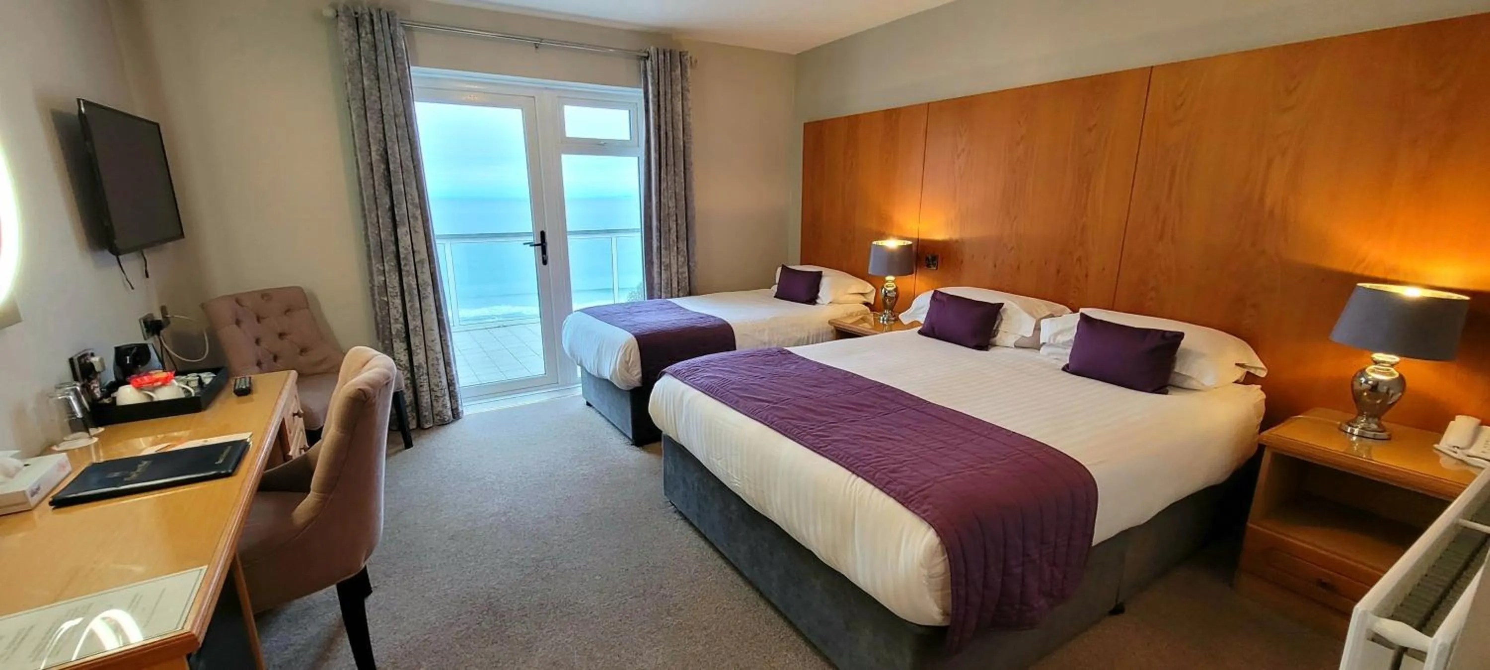 Bedroom, Bed in Royal Court Hotel