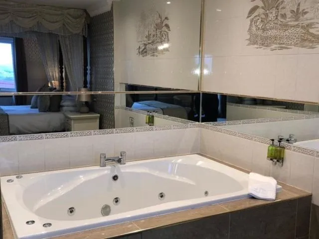 Bathroom in Royal Court Hotel