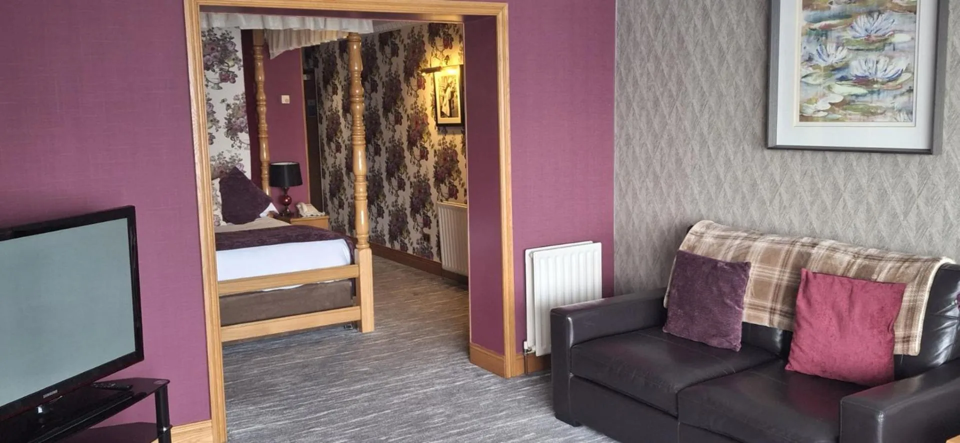 Seating area, Bed in Royal Court Hotel