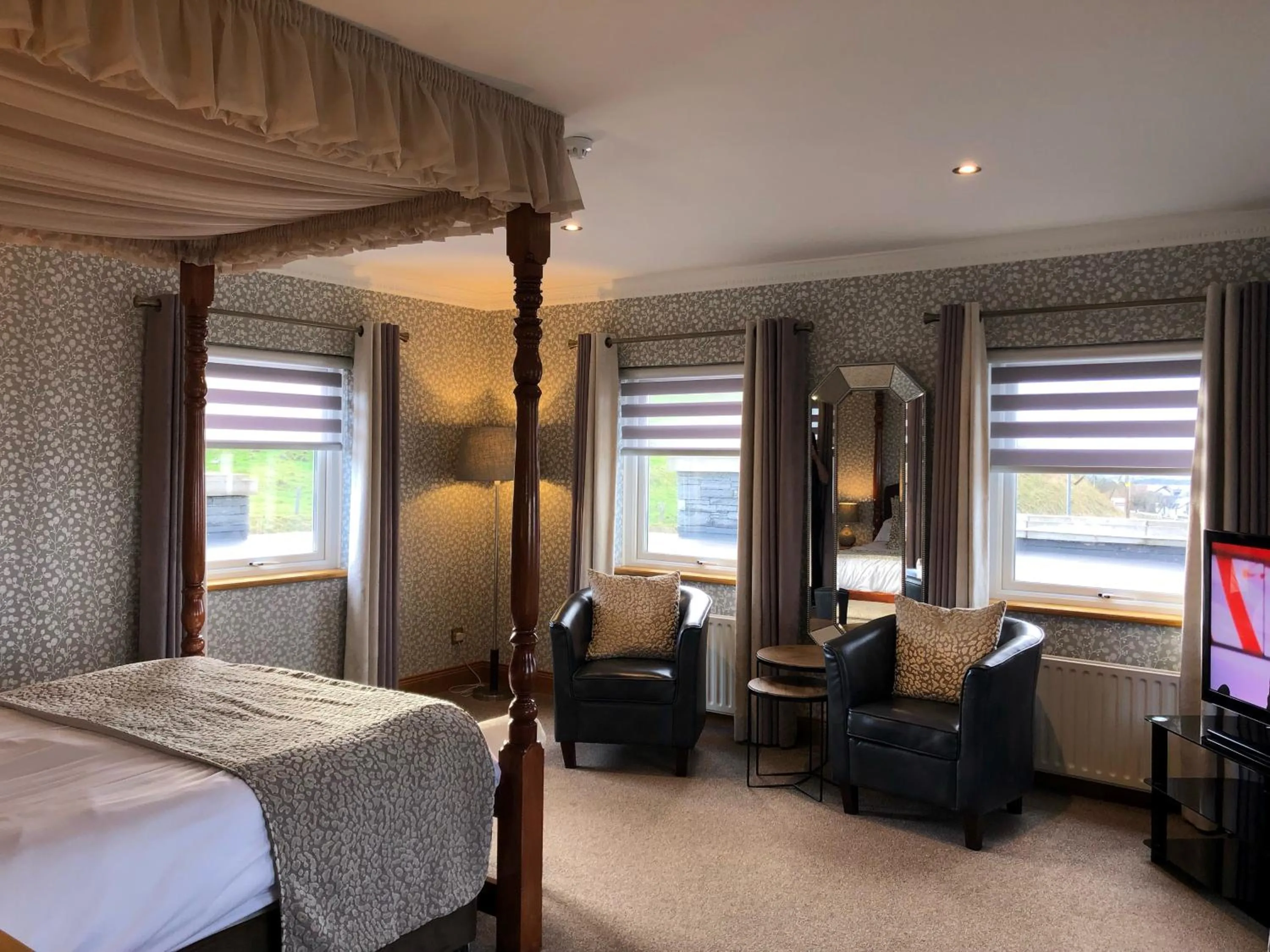 Bedroom, Bed in Royal Court Hotel