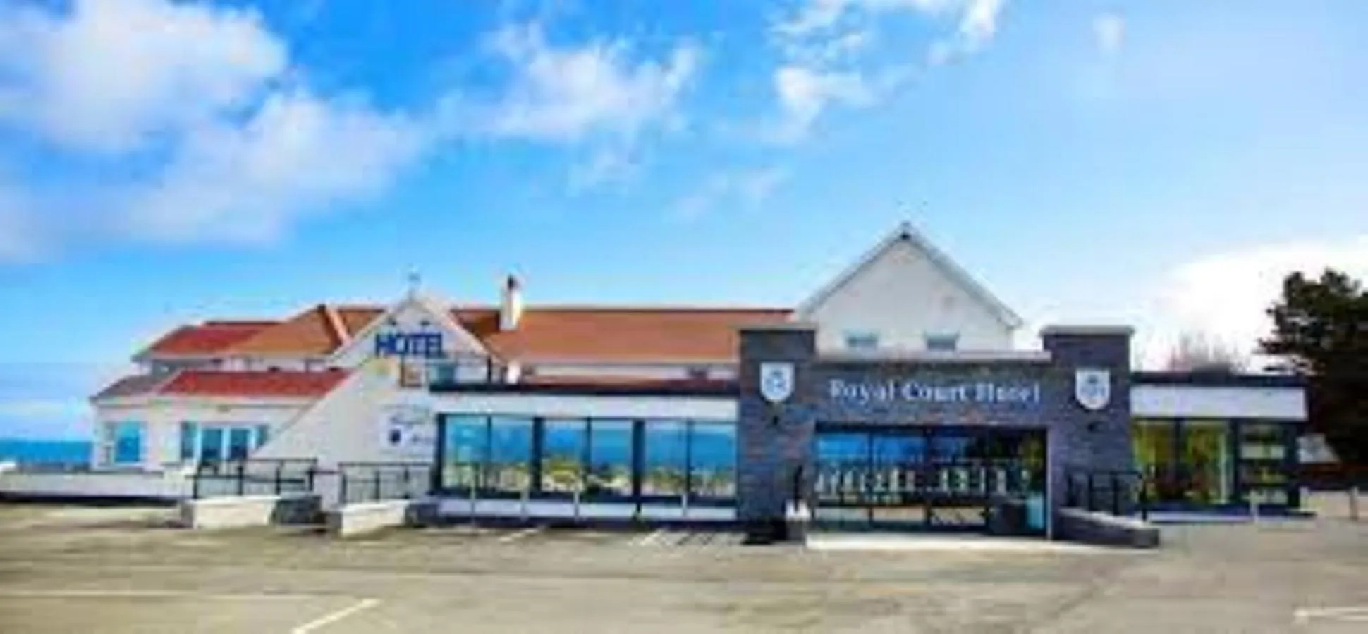 Facade/entrance in Royal Court Hotel