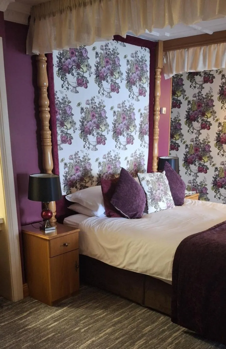 Bedroom, Bed in Royal Court Hotel