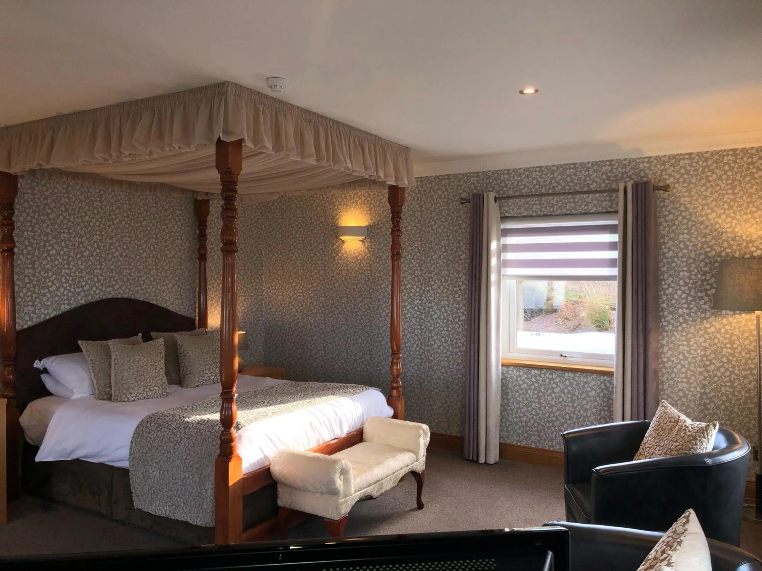 Bedroom, Bed in Royal Court Hotel