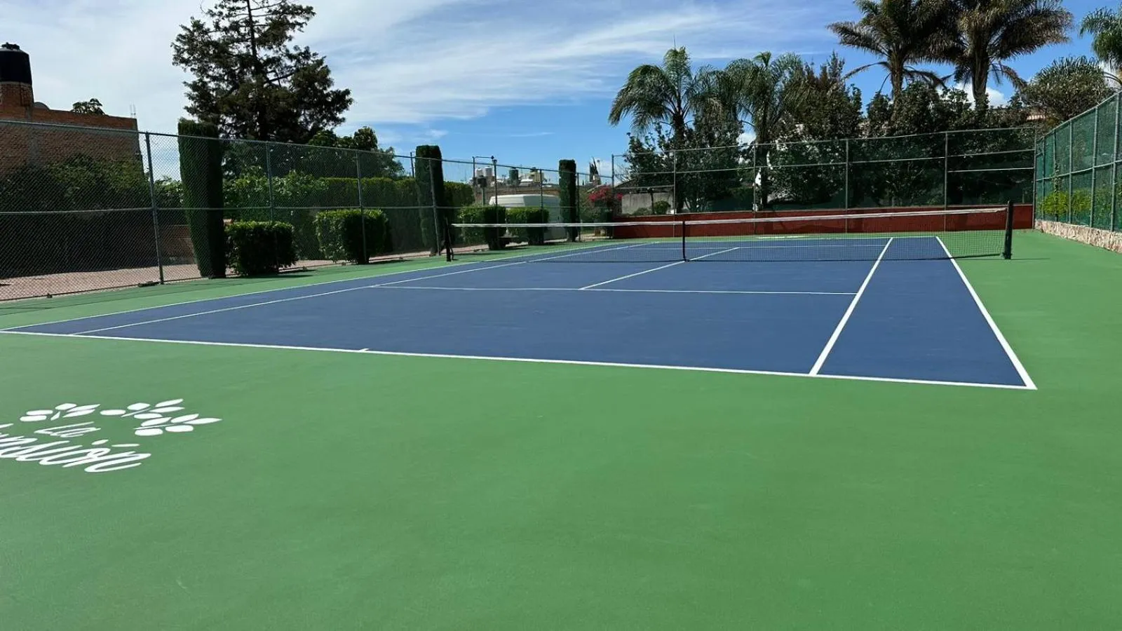 Tennis court in Hotel La Mansión