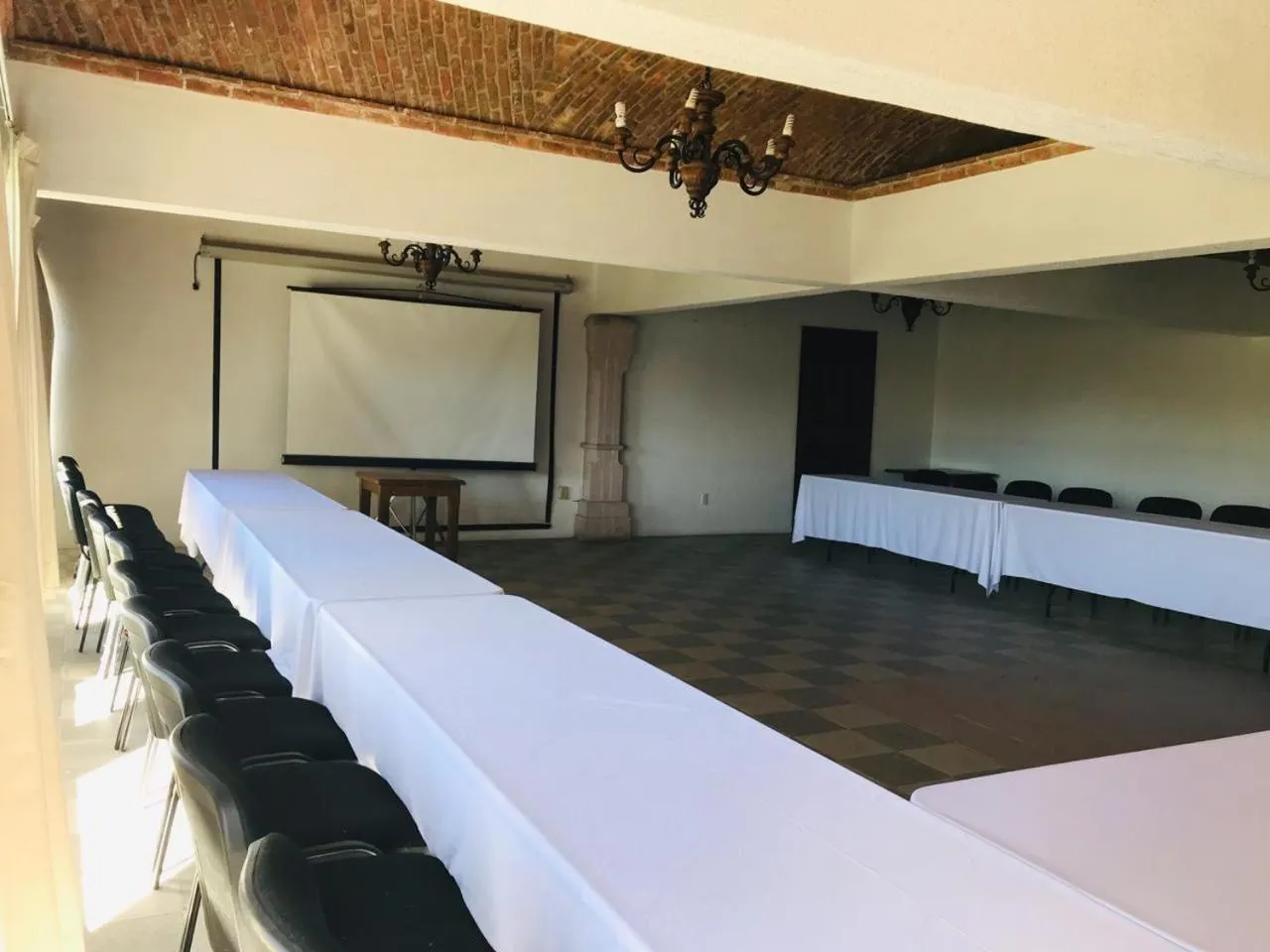 Communal lounge/ TV room in Hotel La Mansión