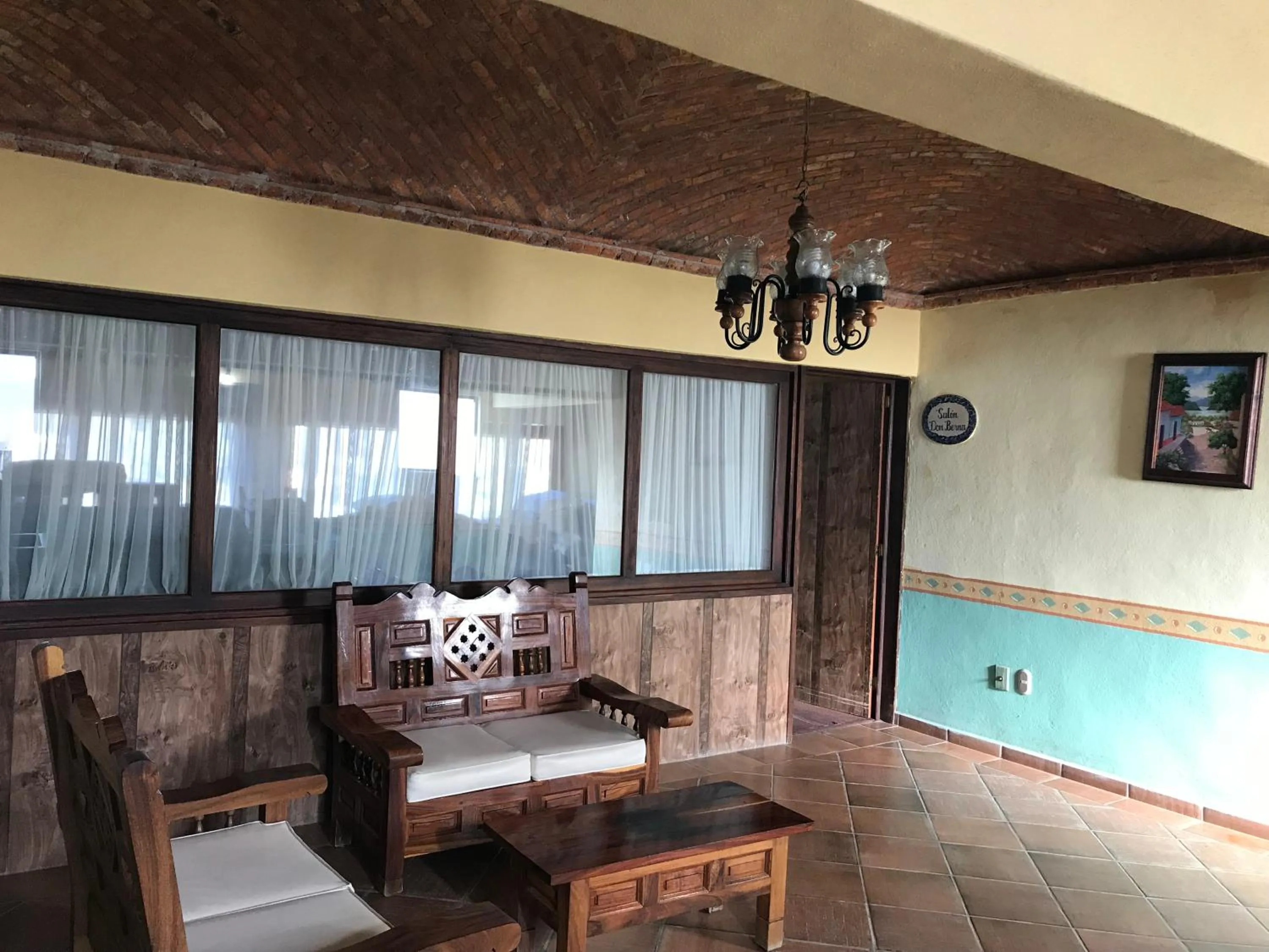 Communal lounge/ TV room in Hotel La Mansión