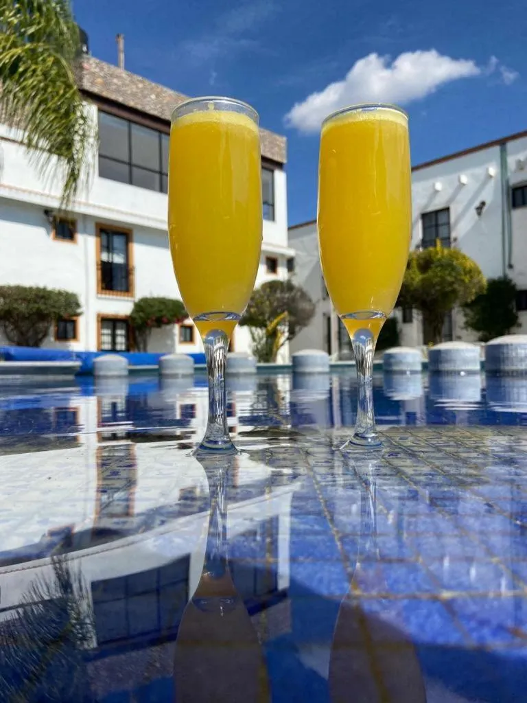 Swimming pool in Hotel La Mansión
