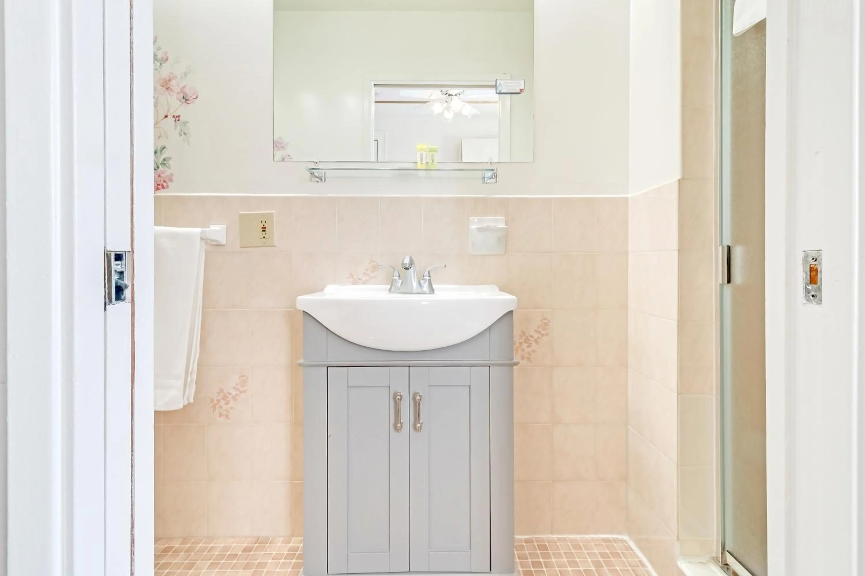 Bathroom in Cornell Hotel de France