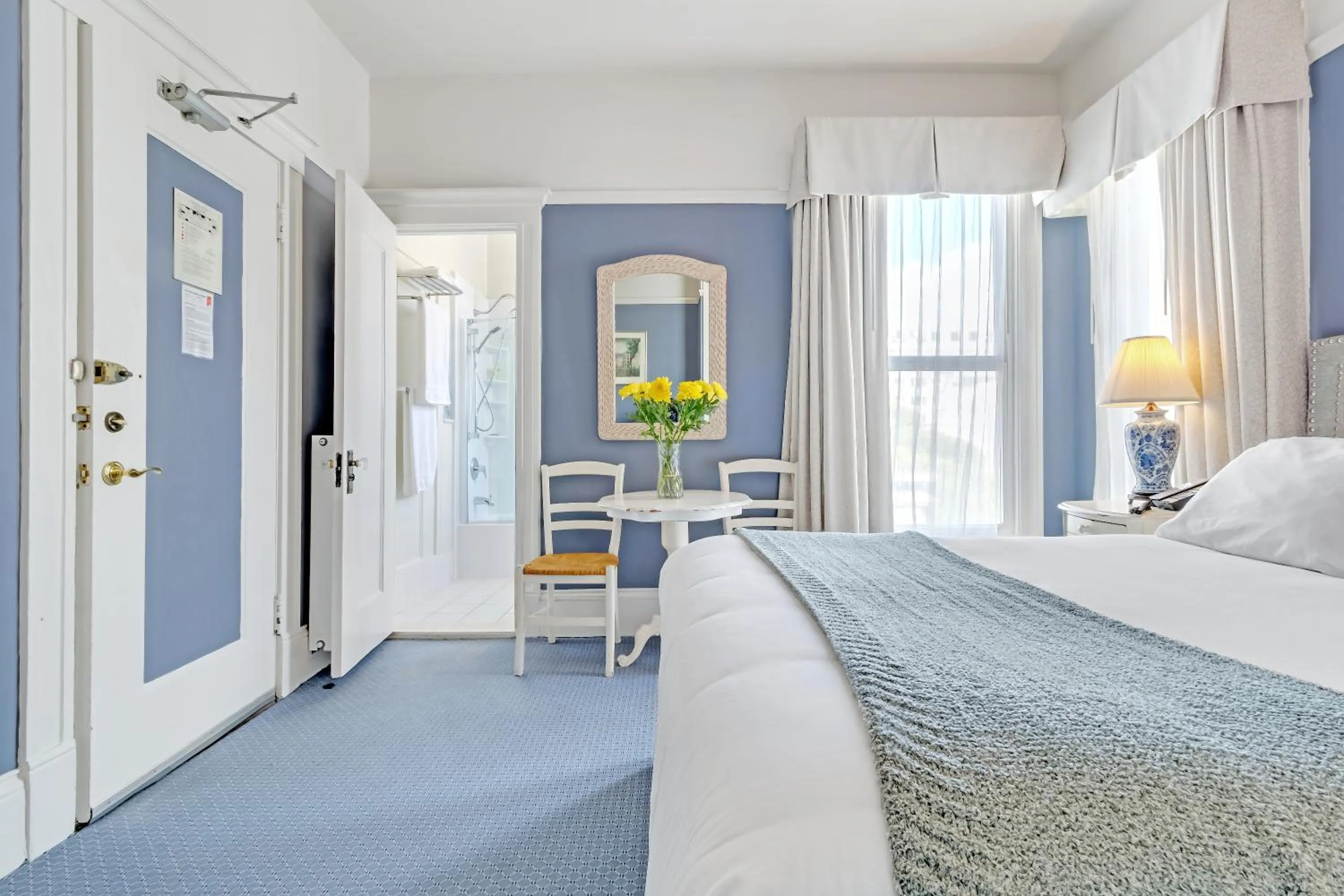 Bed in Cornell Hotel de France