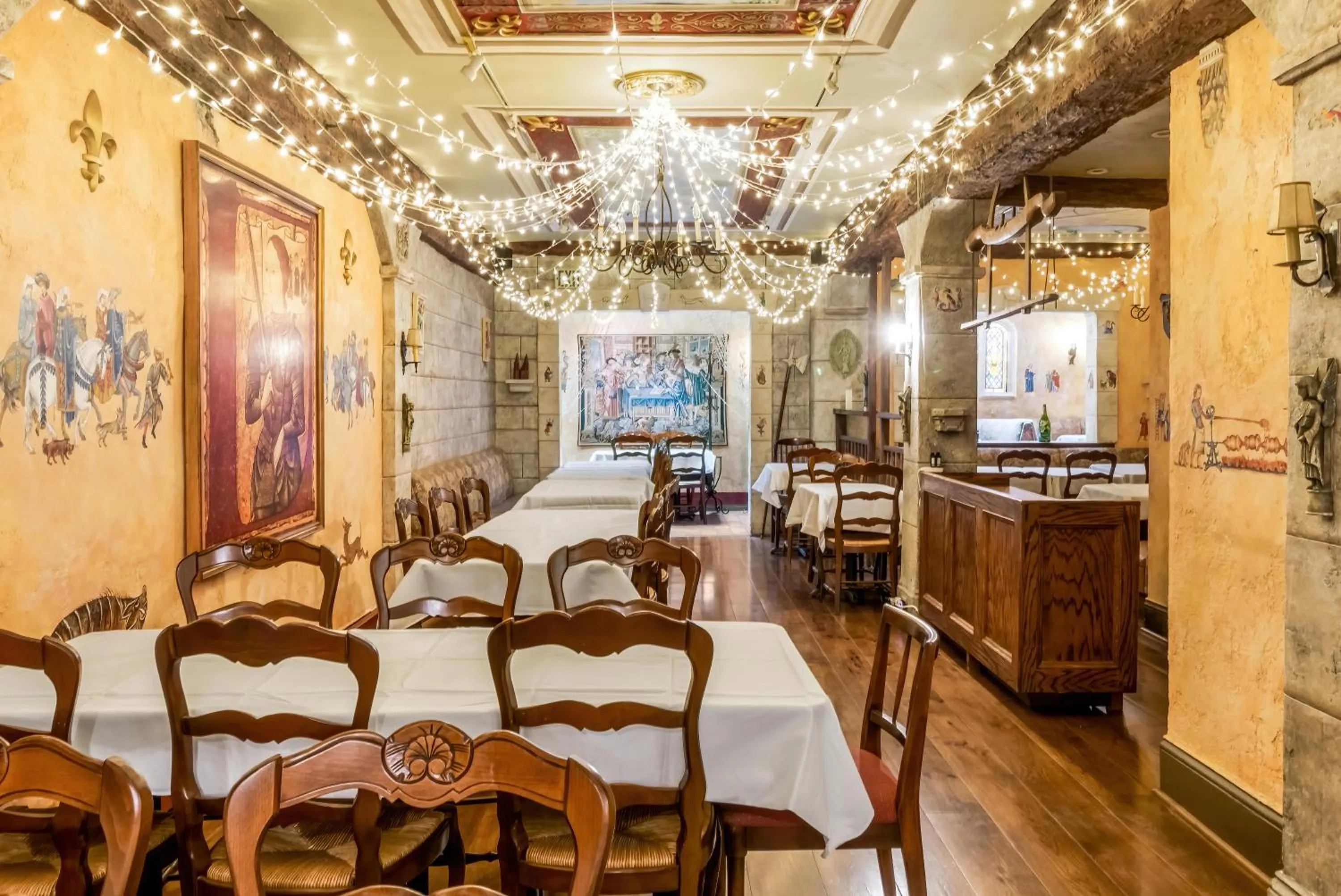 Restaurant/places to eat in Cornell Hotel de France