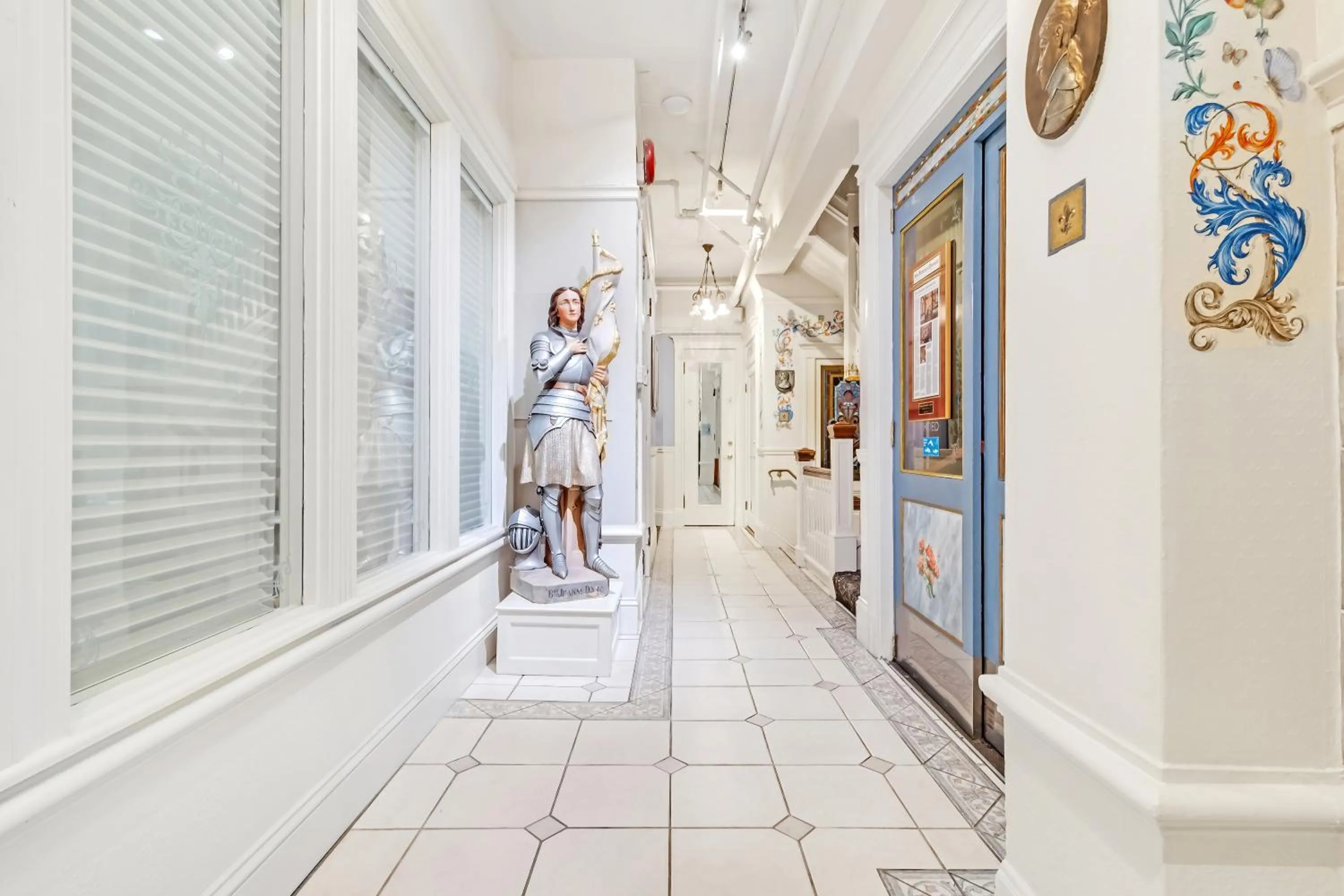 Decorative detail in Cornell Hotel de France