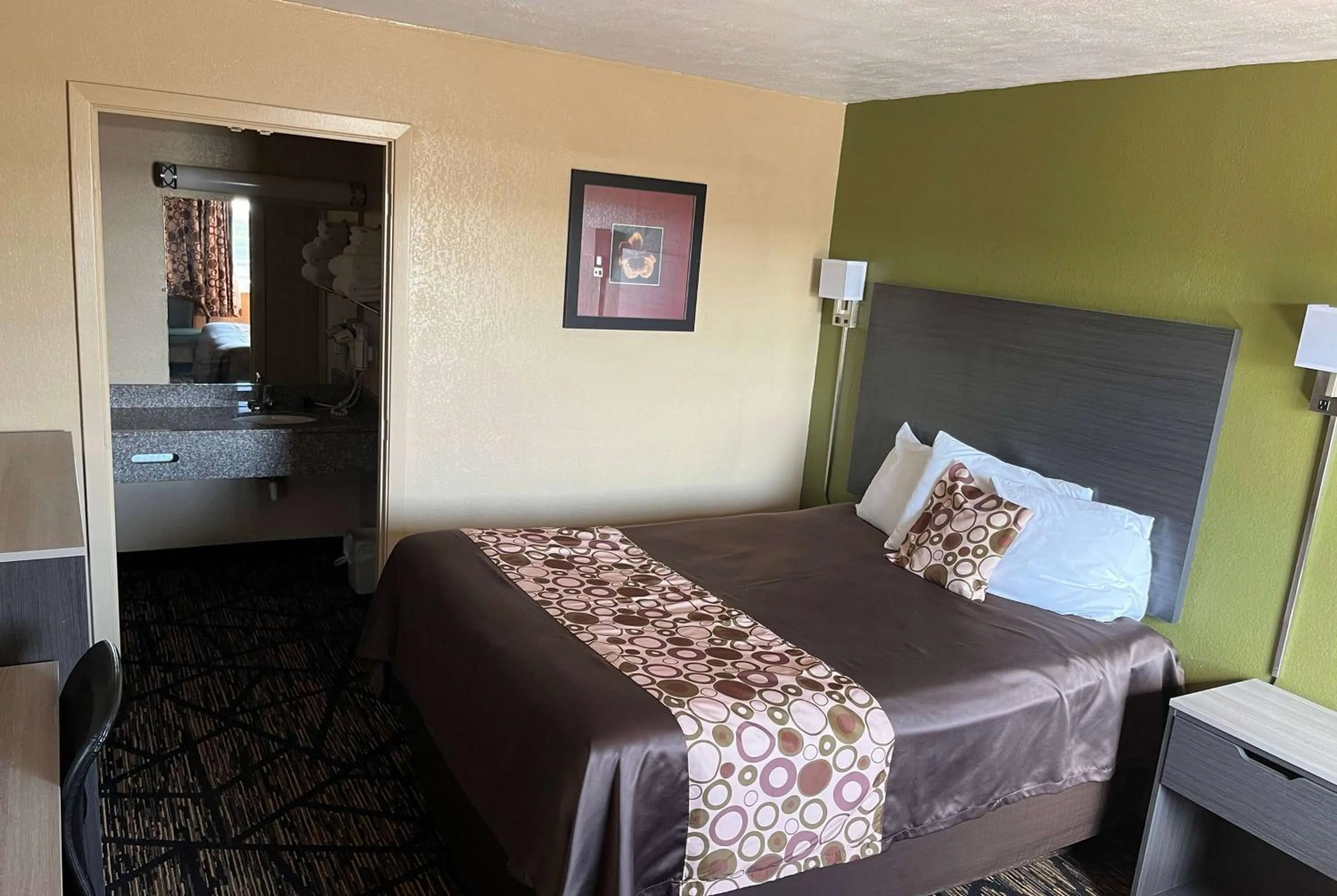 Bed in Travelodge by Wyndham Mansfield