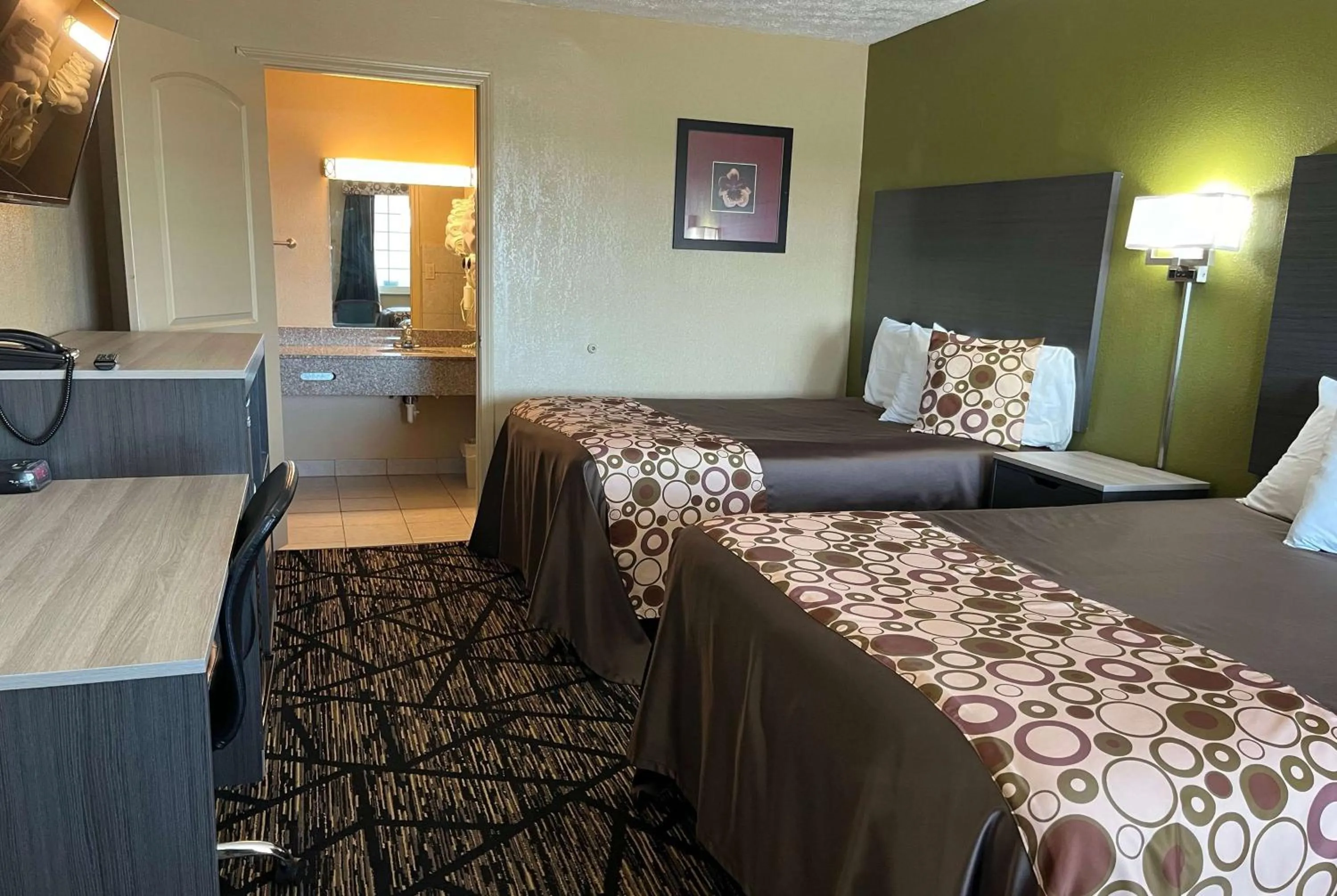 Photo of the whole room, Bed in Travelodge by Wyndham Mansfield