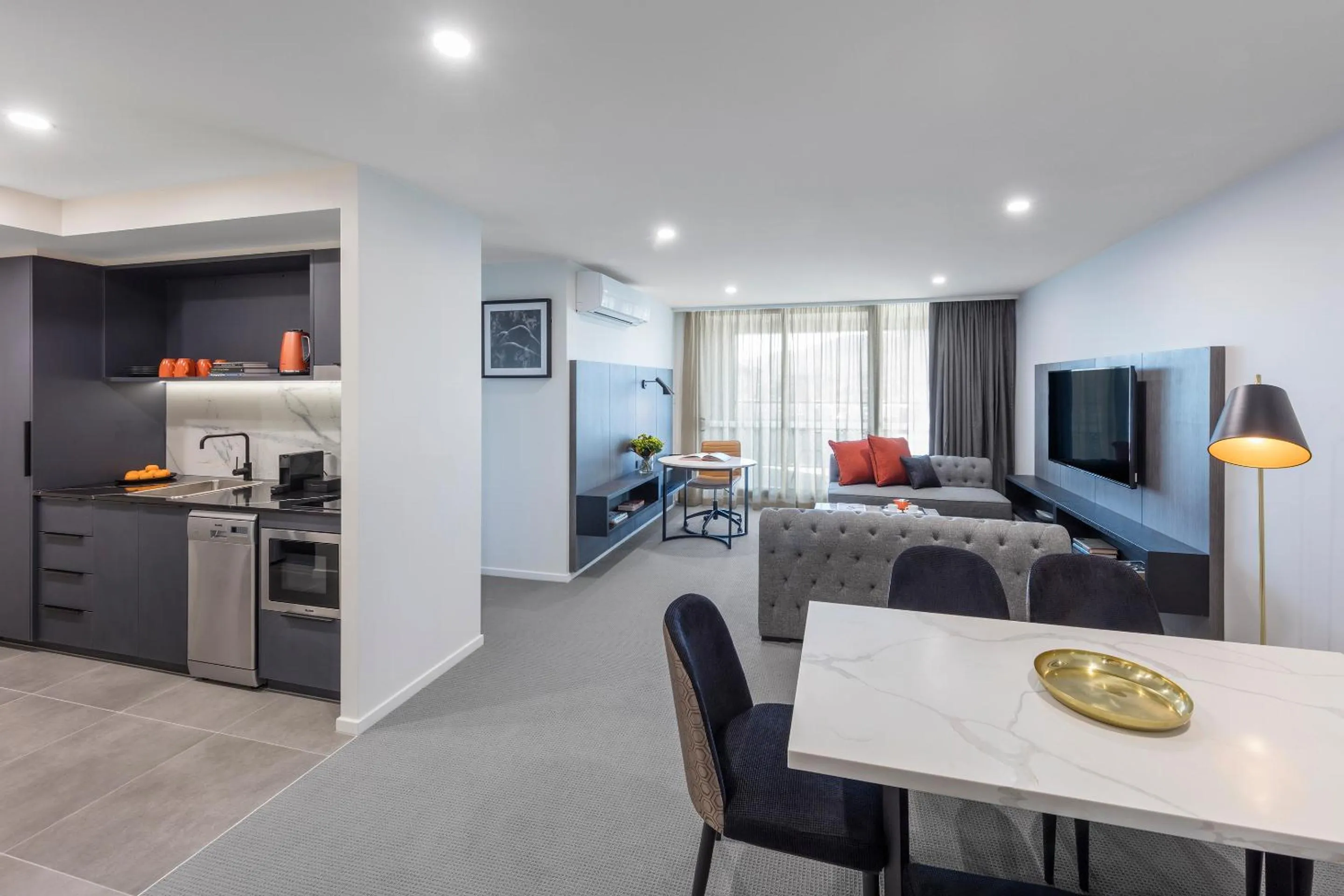 Kitchen or kitchenette in Deco Hotel Canberra