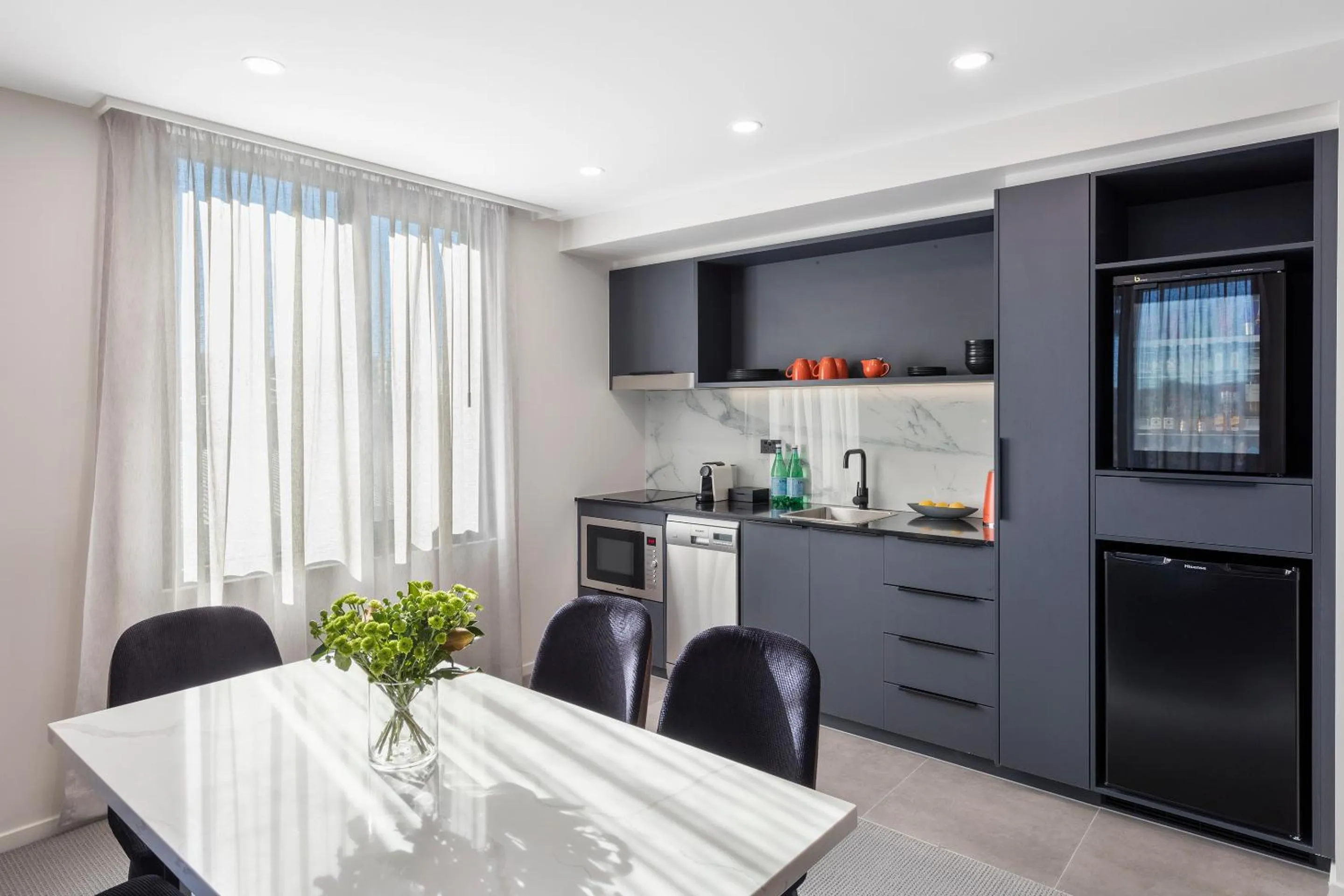 Kitchen or kitchenette in Deco Hotel Canberra