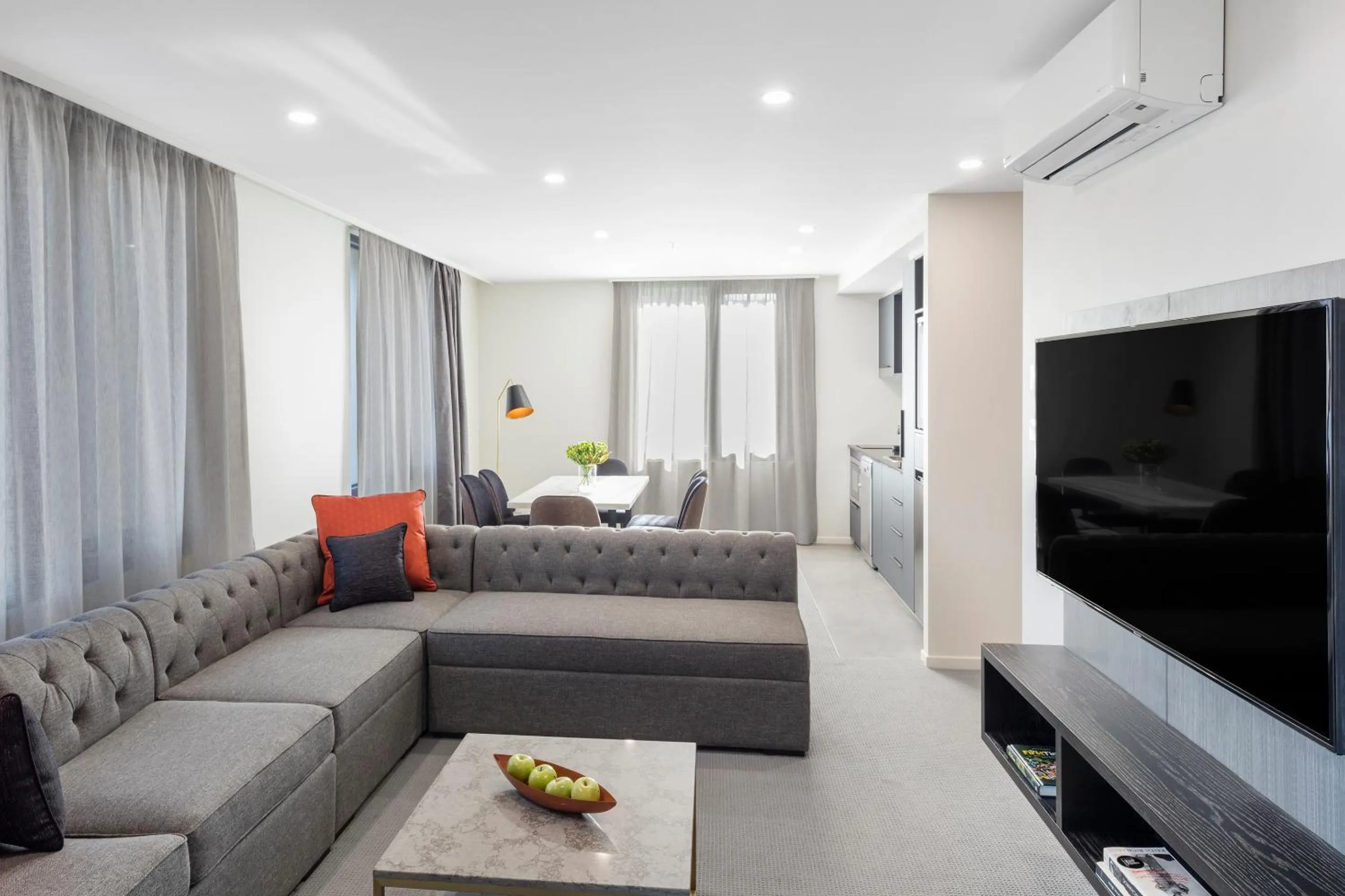 TV and multimedia in Deco Hotel Canberra