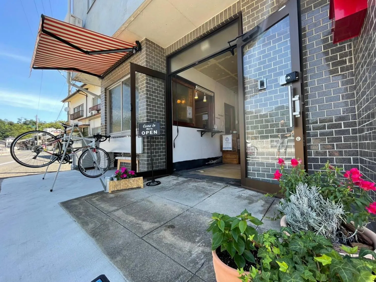 Facade/entrance in 島宿Nest