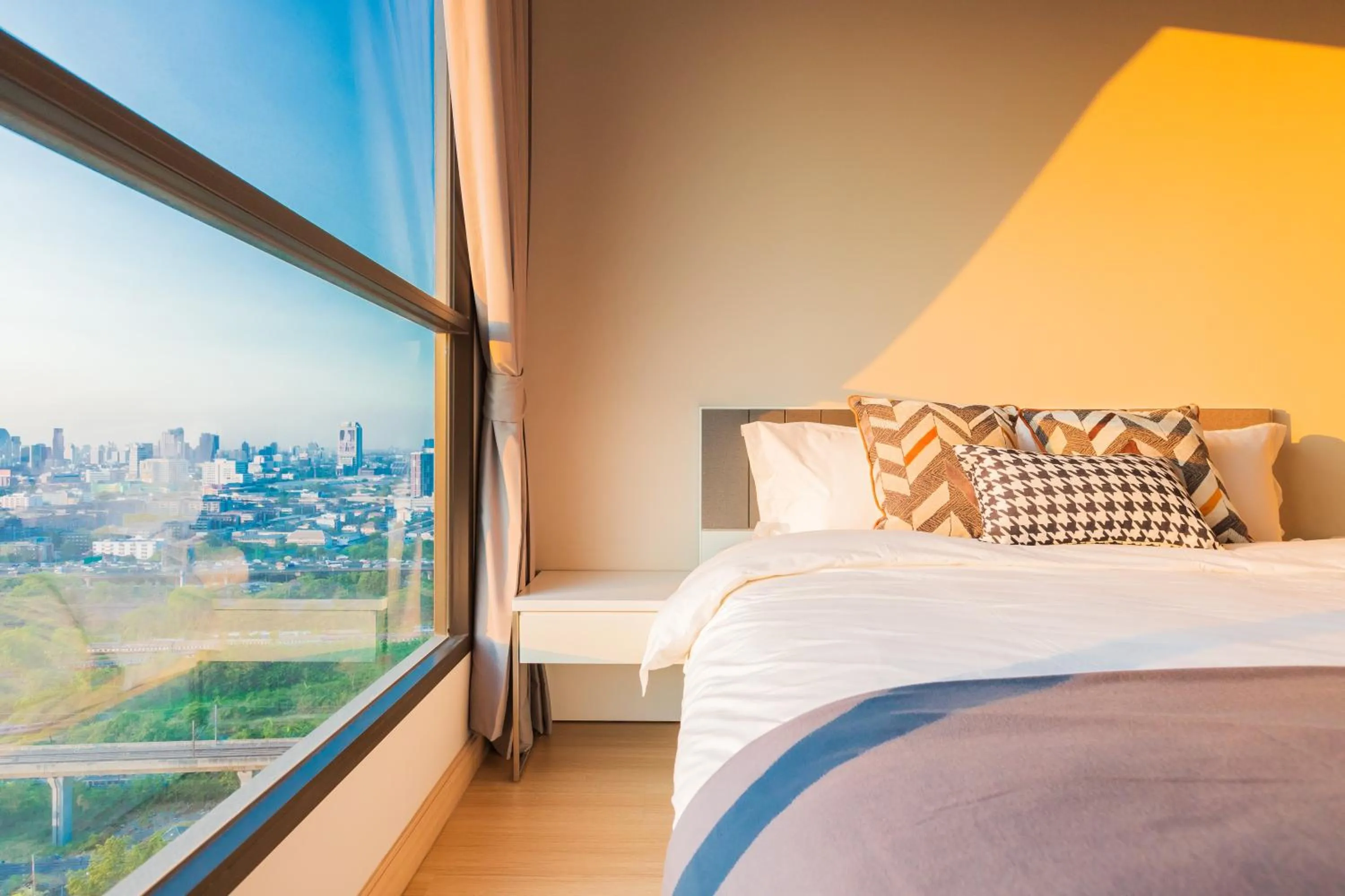 Bed in Lumpini Suite Phetchaburi-Makkasan