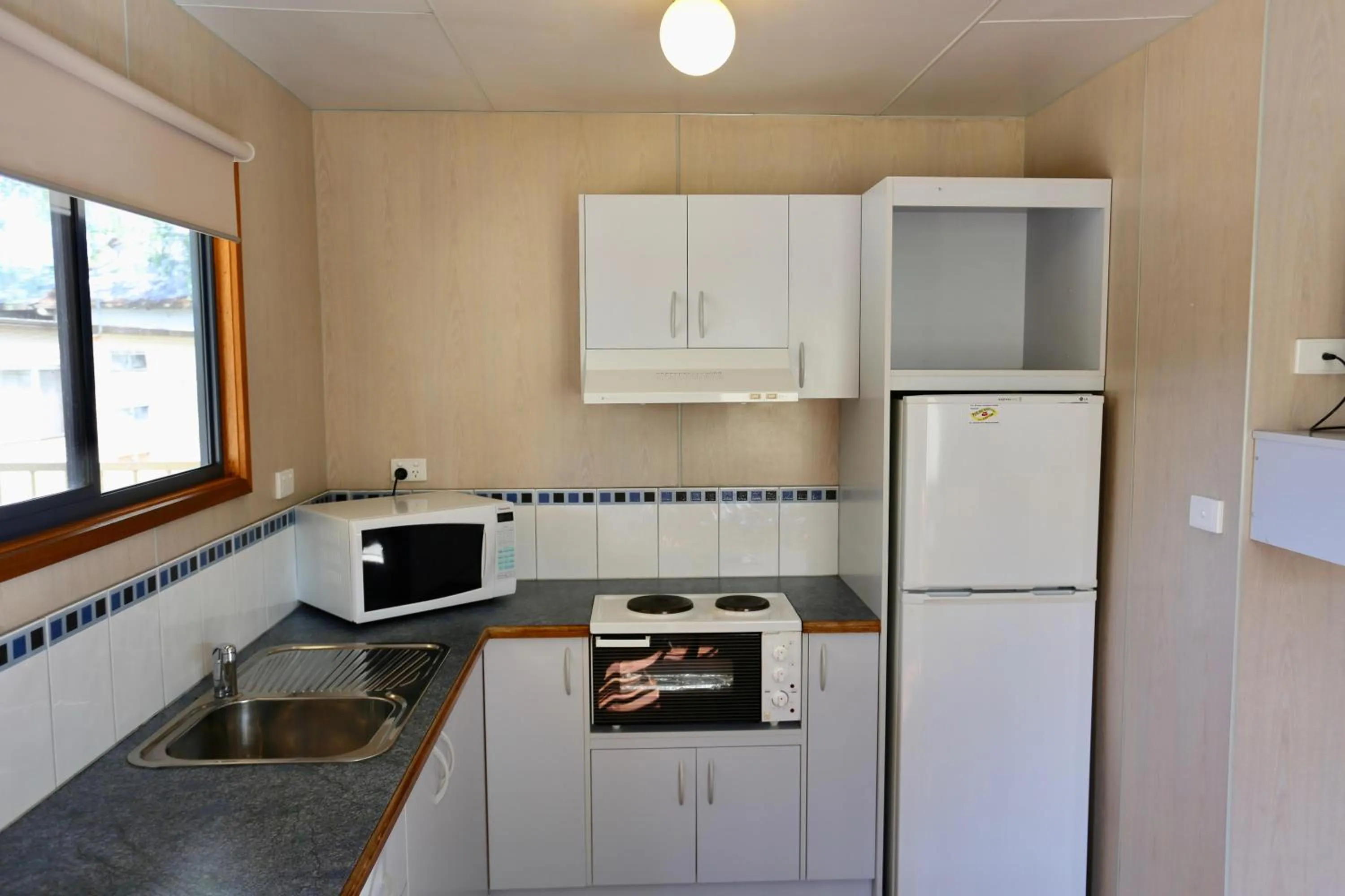 Kitchen or kitchenette in Young Caravan and Tourist Park