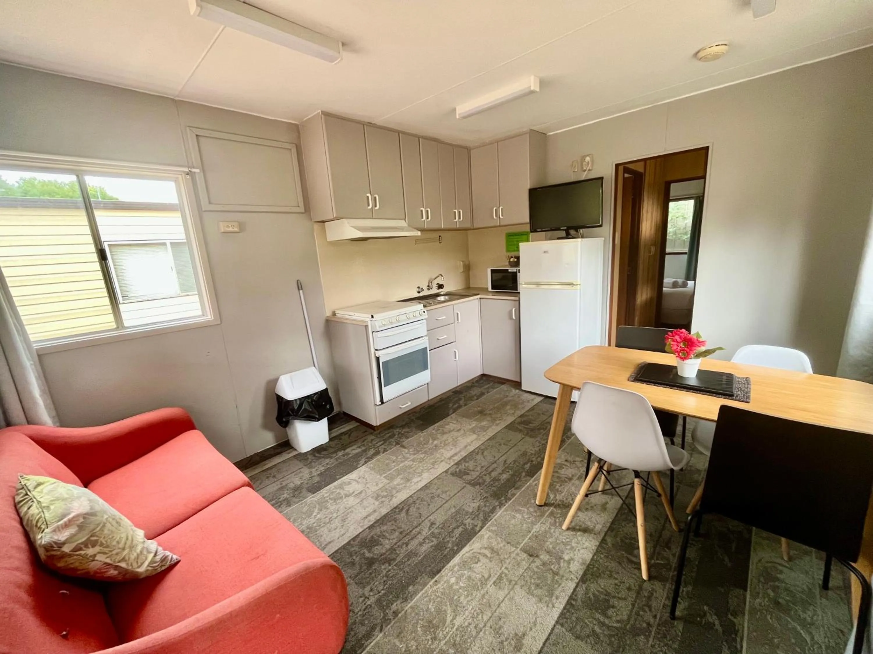 Kitchen or kitchenette in Young Caravan and Tourist Park