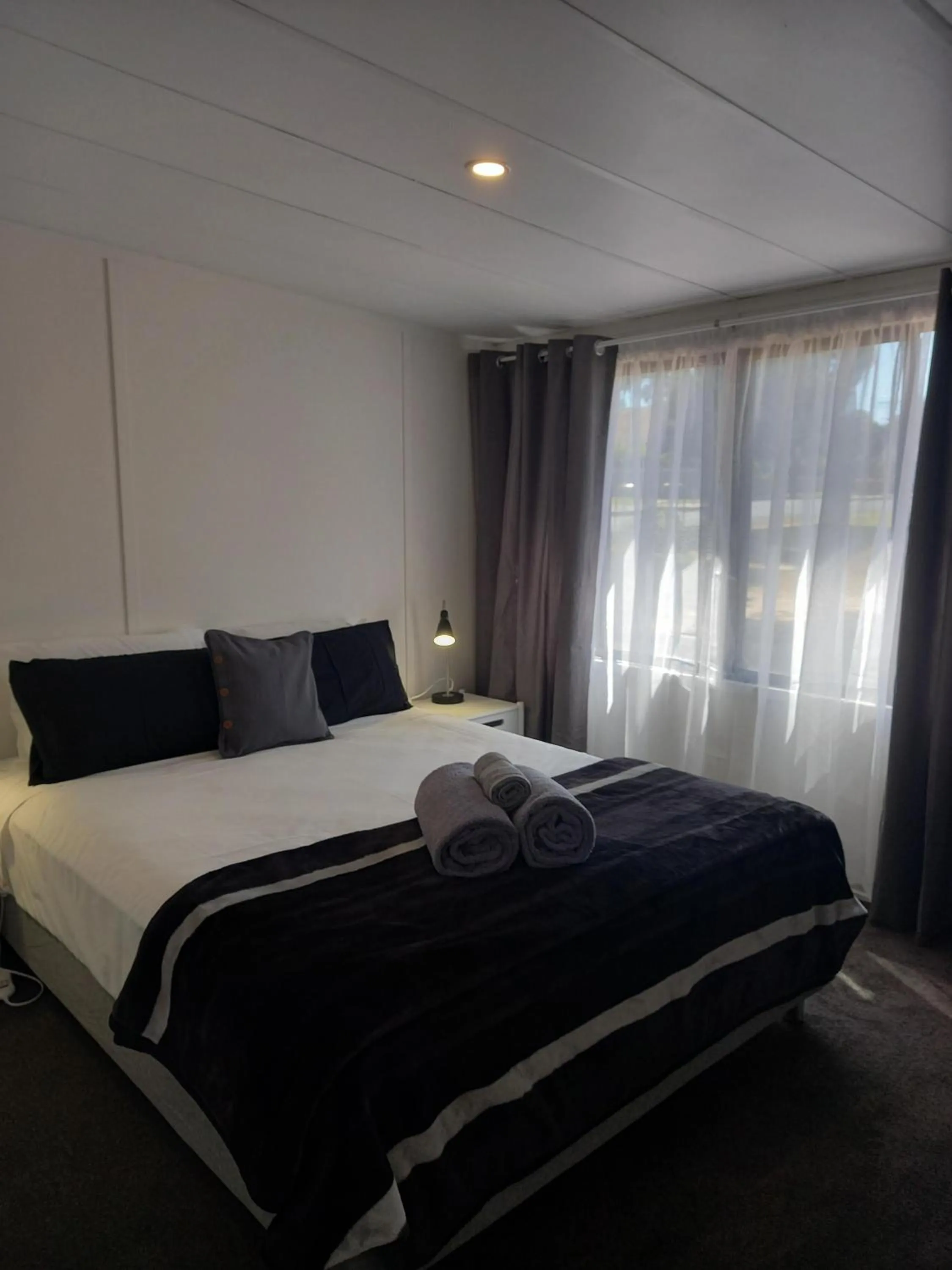 Bedroom, Bed in Young Caravan and Tourist Park