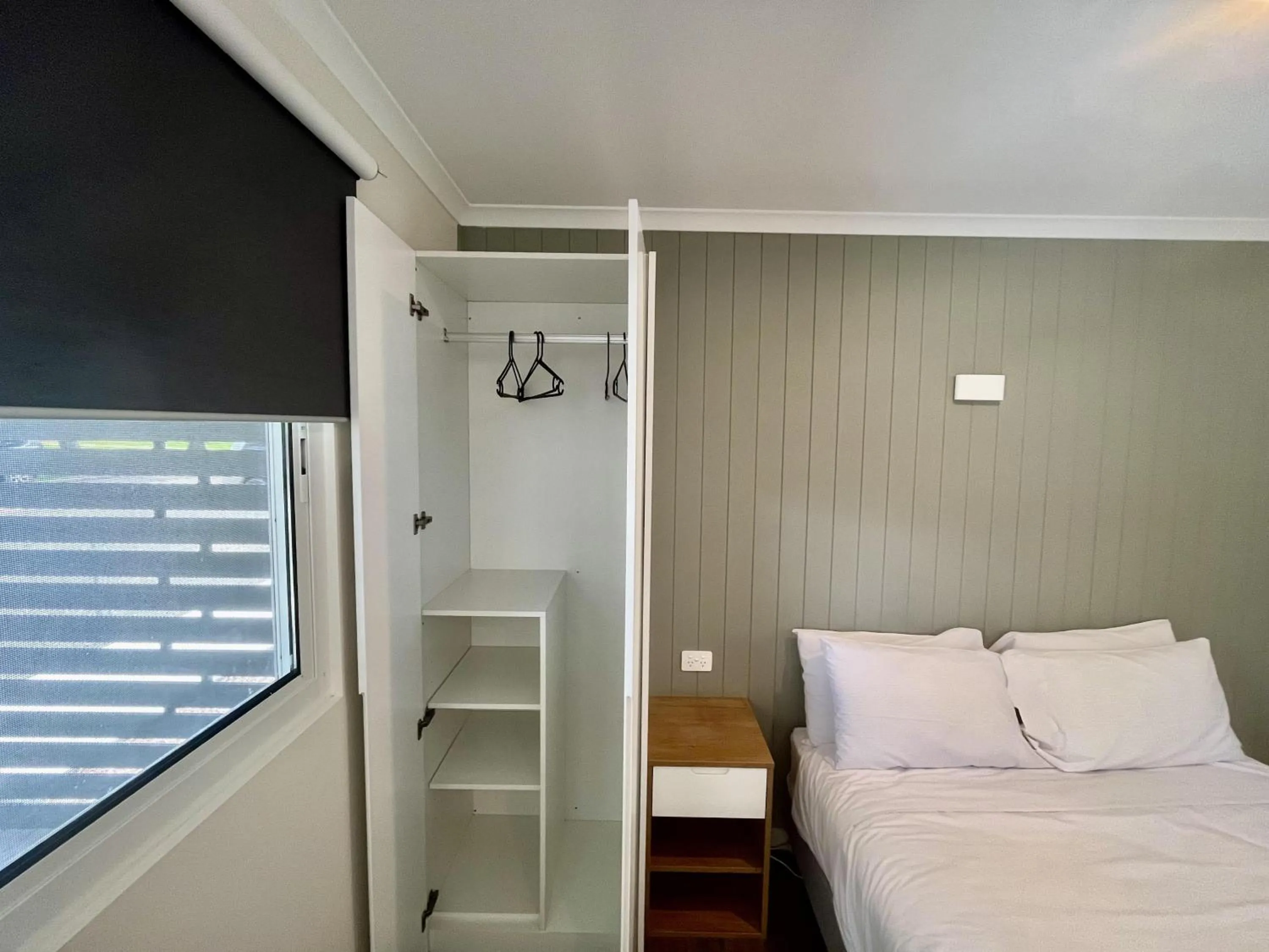 Bathroom, Bed in Young Caravan and Tourist Park