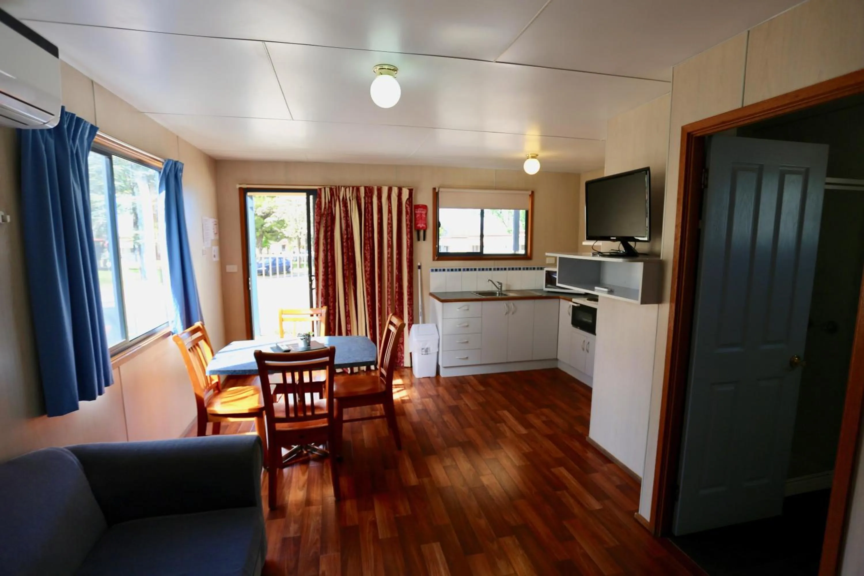 Kitchen or kitchenette in Young Caravan and Tourist Park