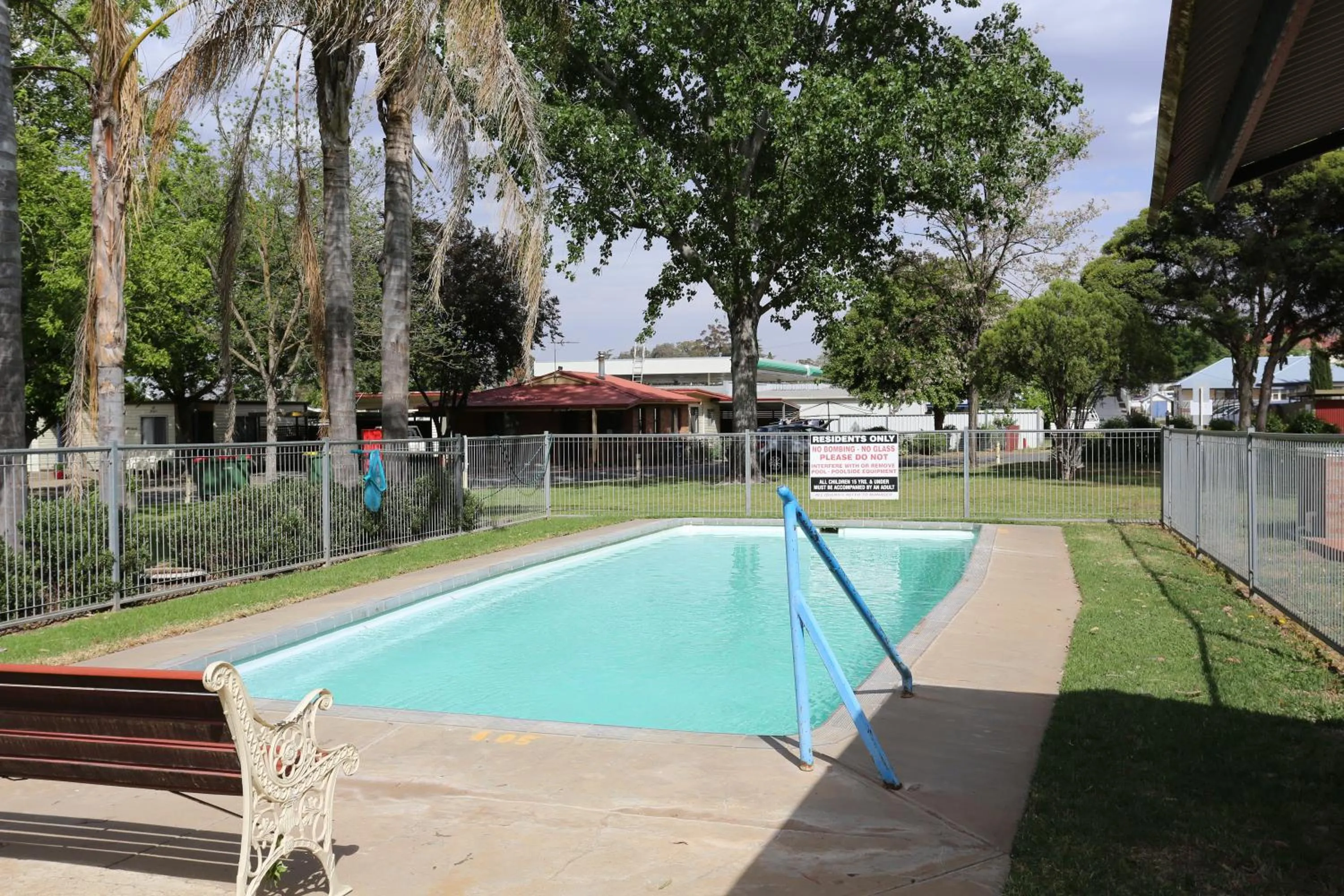 Swimming pool in Young Caravan and Tourist Park